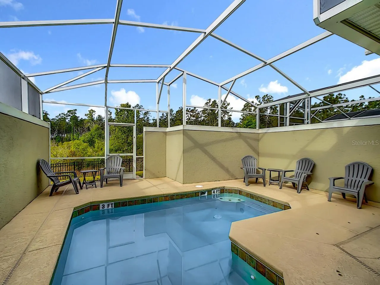 302 OCEAN COURSE AVE