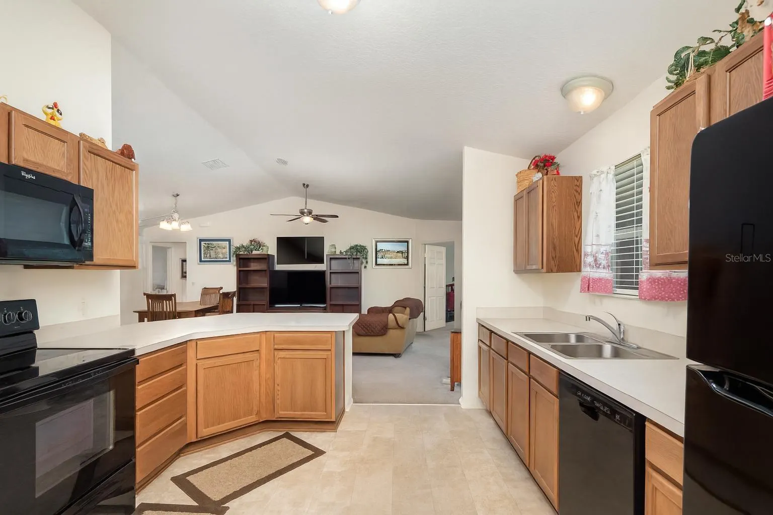 1013 PARKER PL