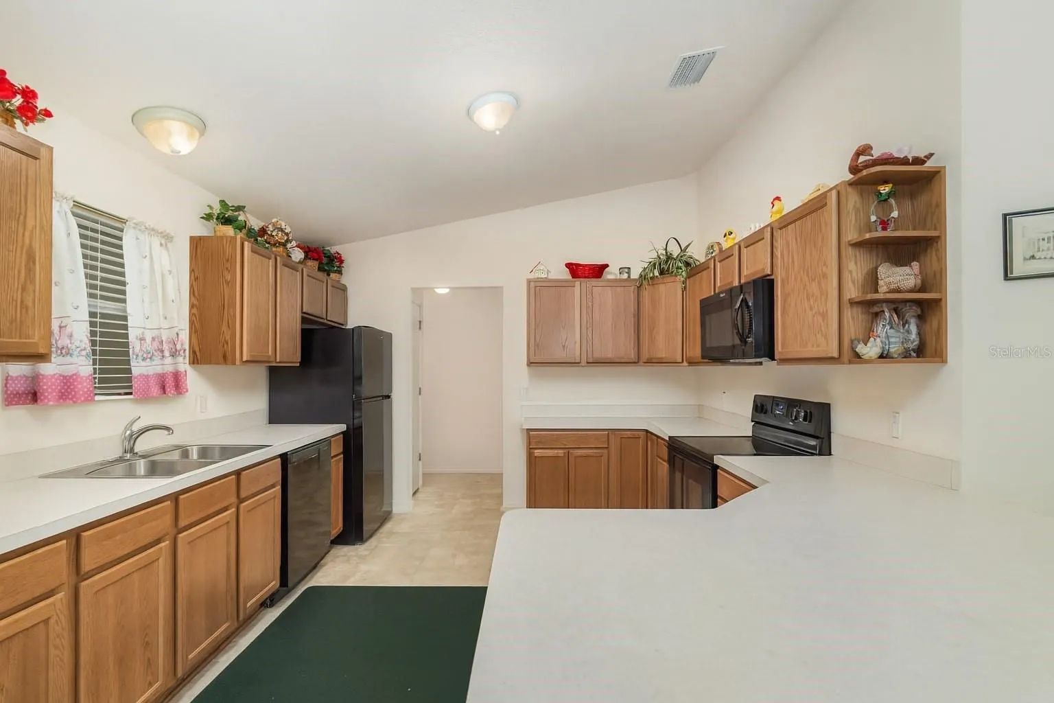 1013 PARKER PL
