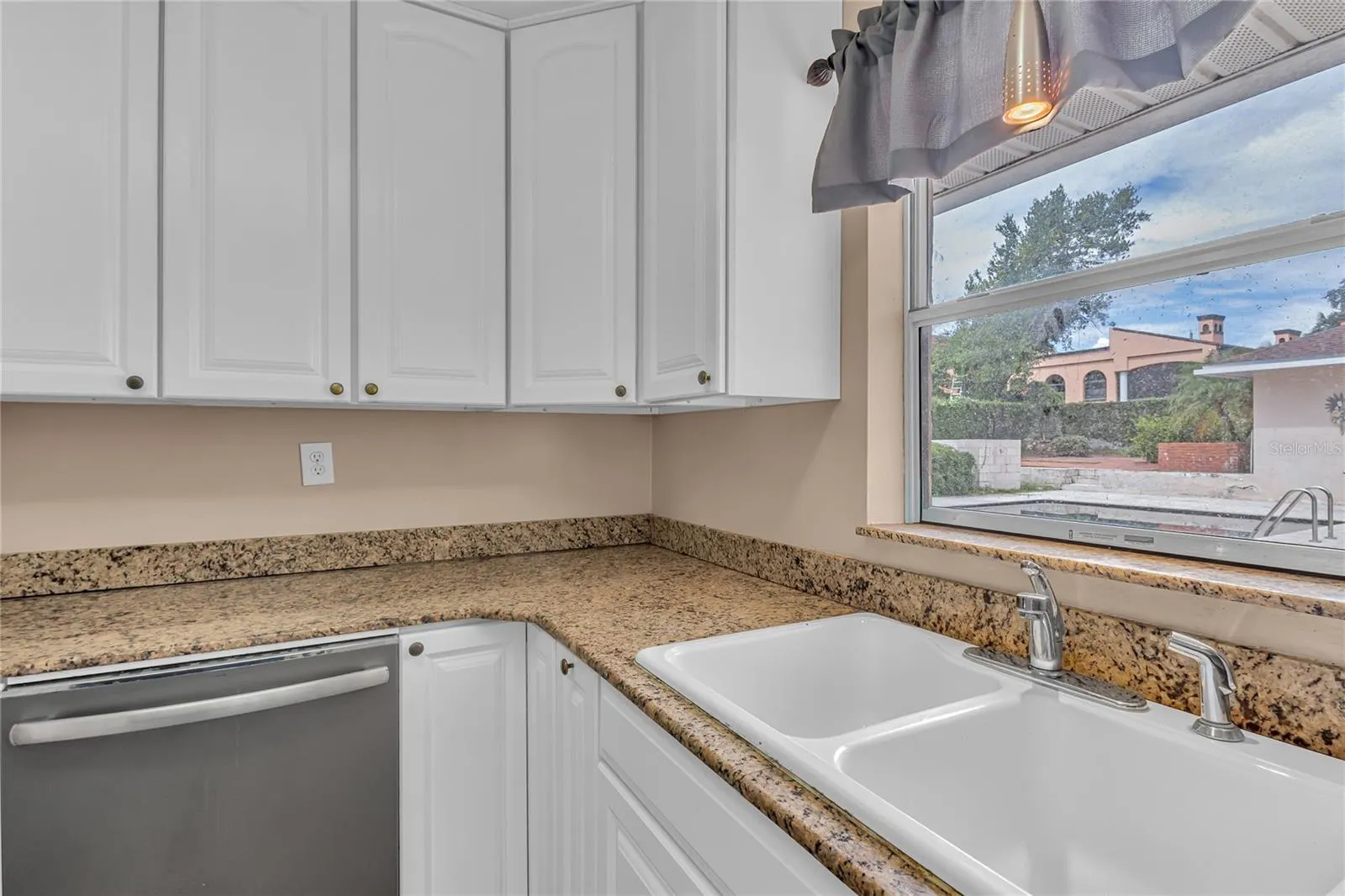 1325 N LAKE OTIS DR