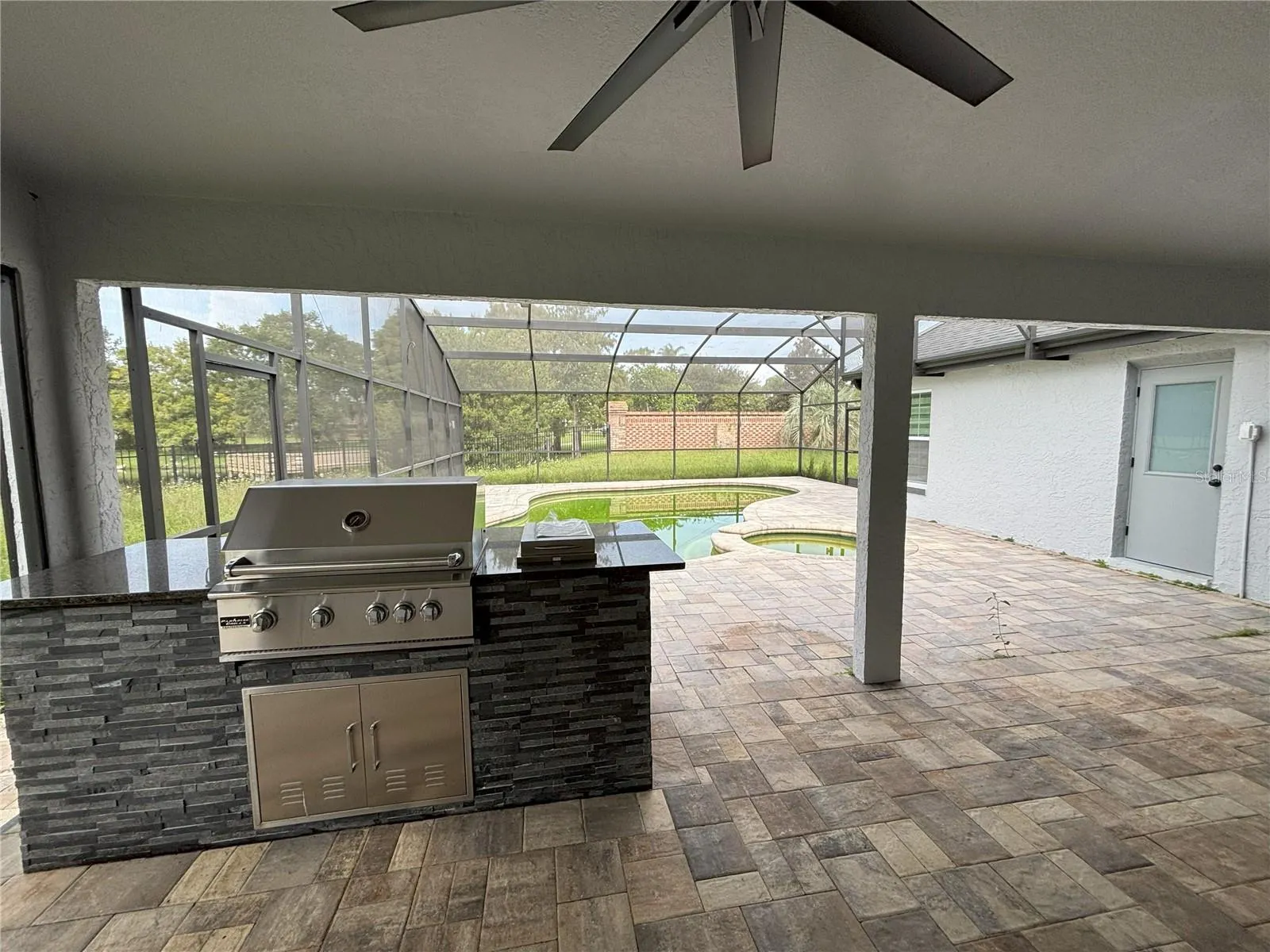 2913 EAGLE LAKE DR