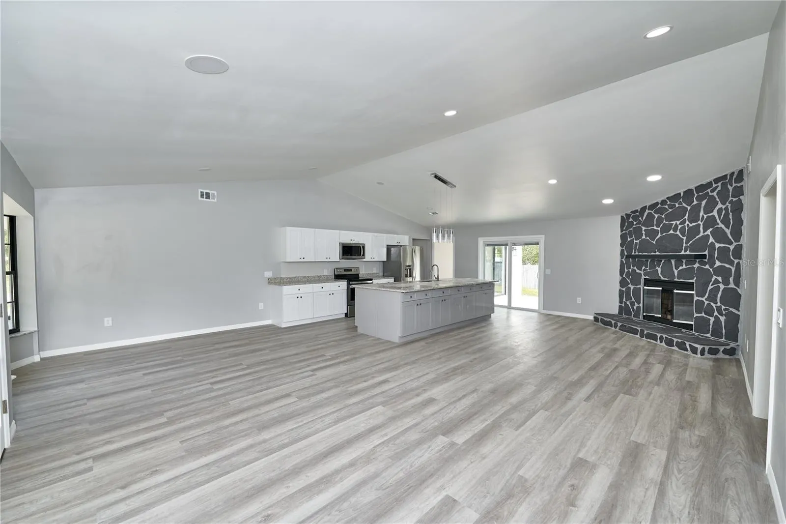 211 MARION OAKS LN