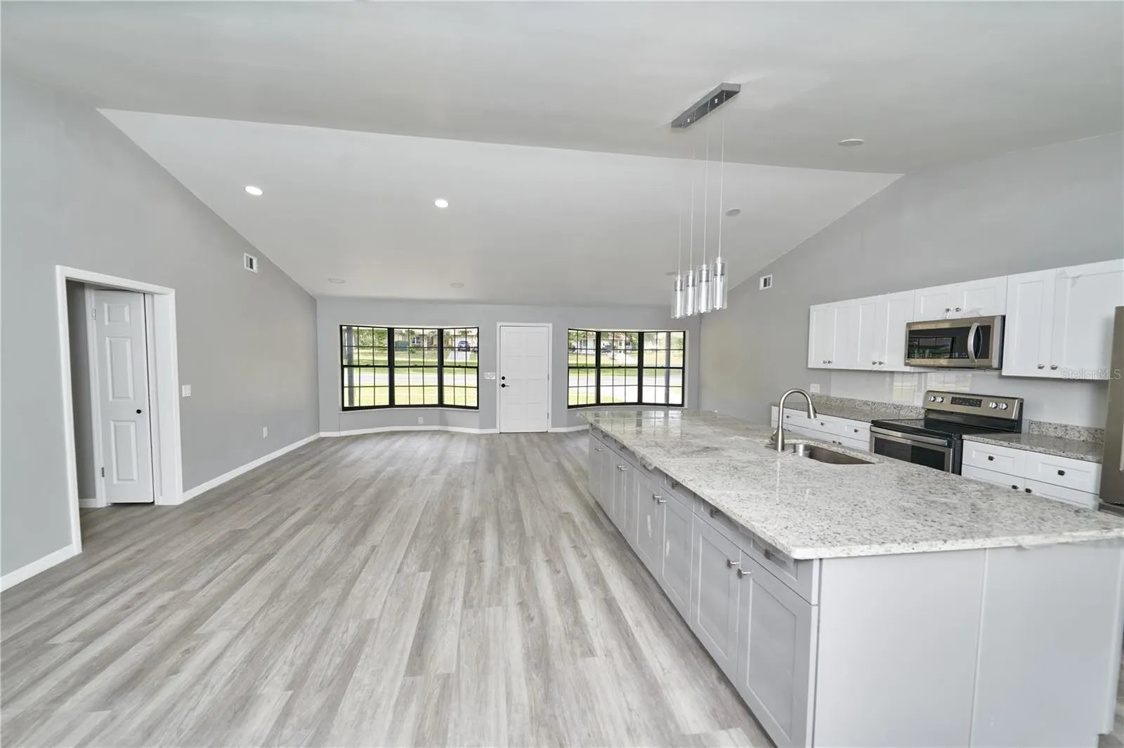 211 MARION OAKS LN