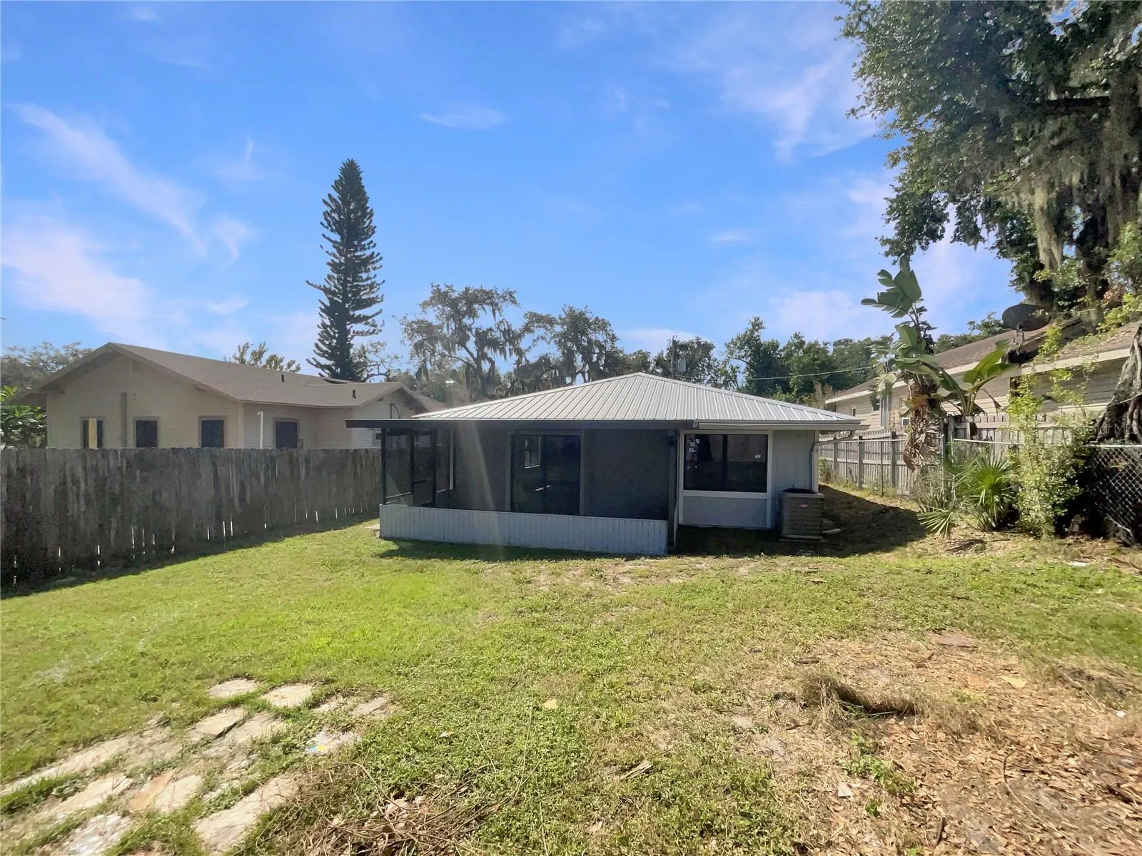 120 E POINSETTIA ST