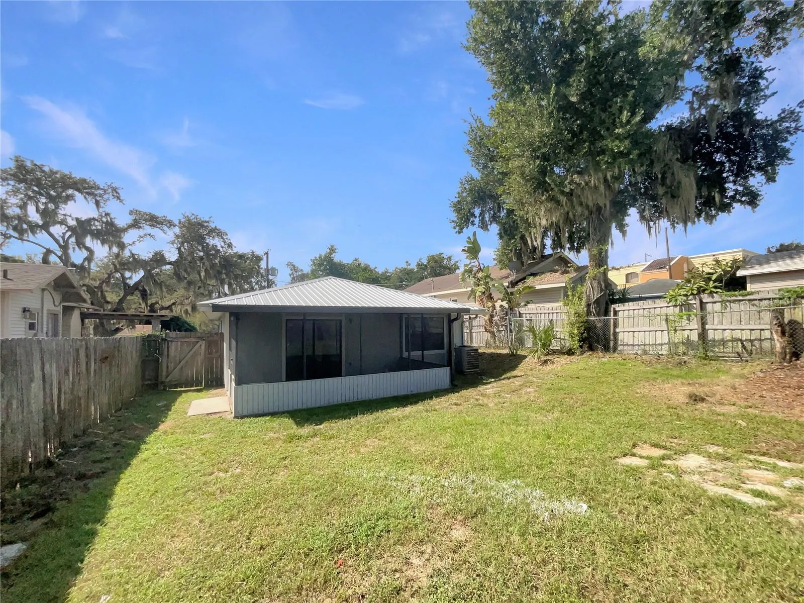 120 E POINSETTIA ST