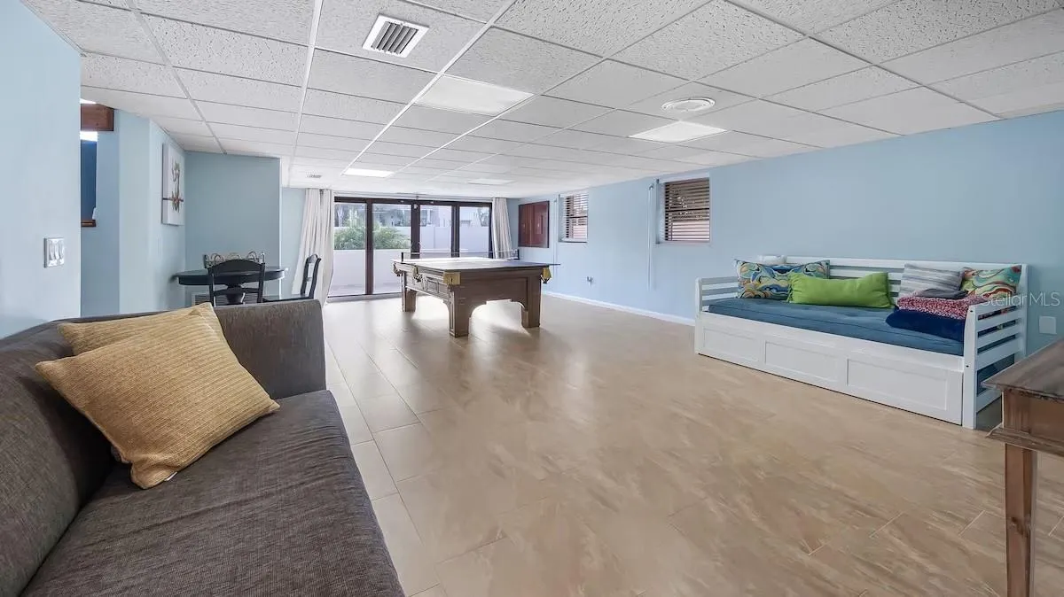 102 EAST CIR