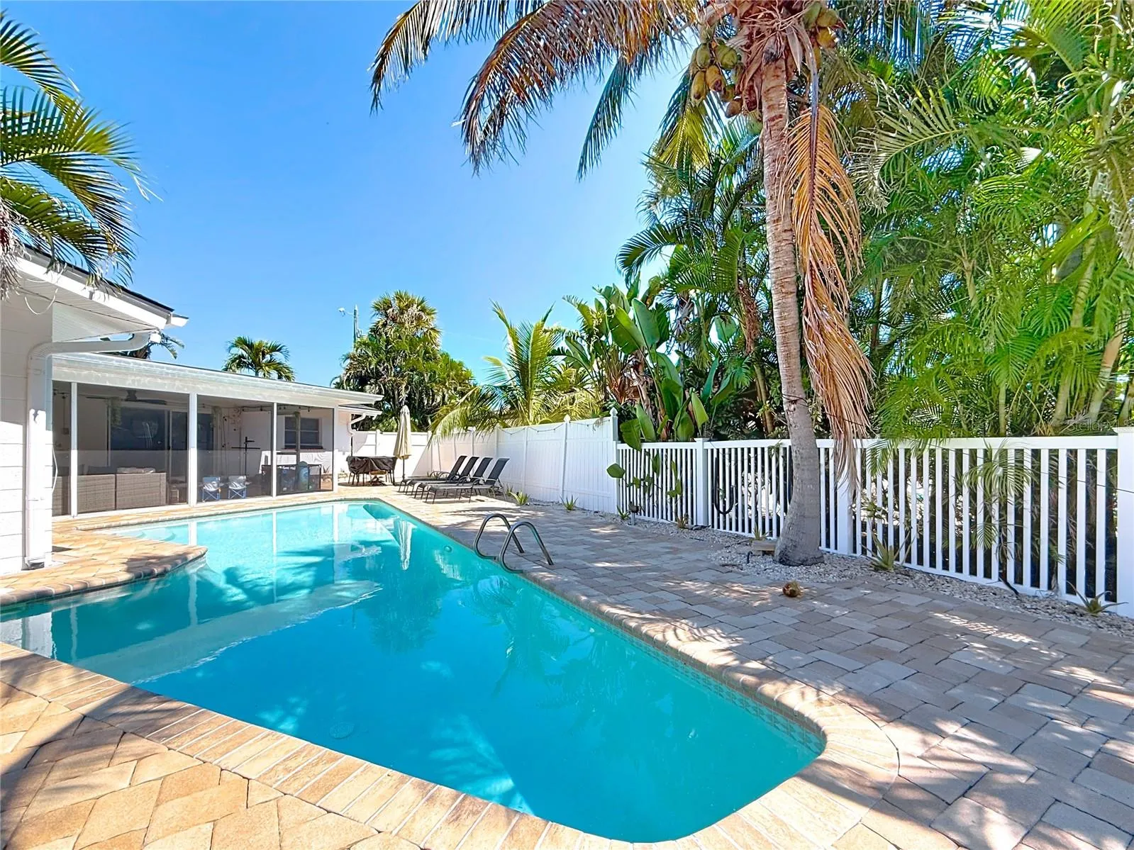 25 ISLAND DR