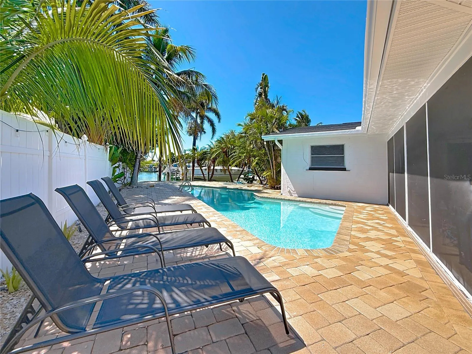 25 ISLAND DR