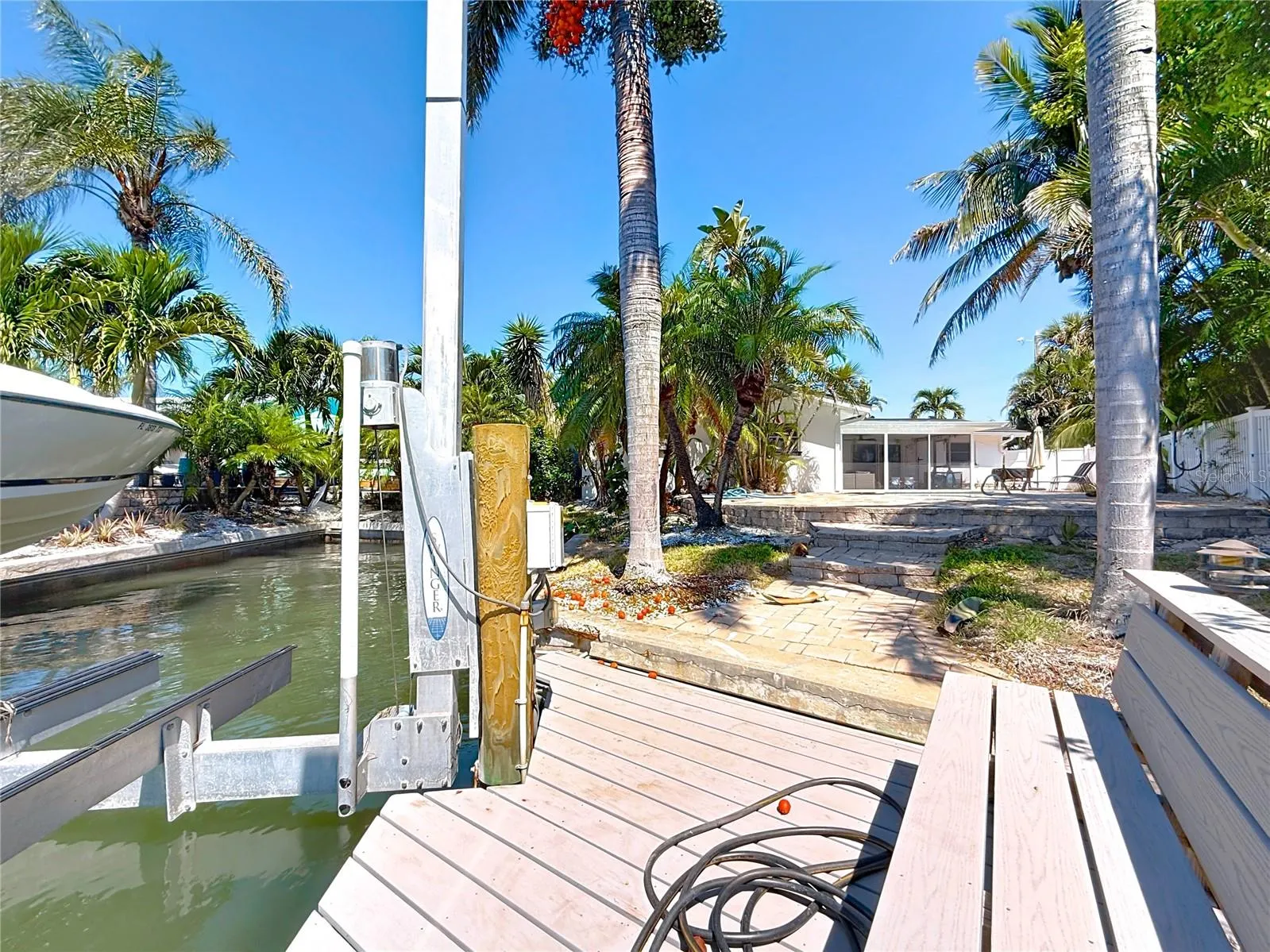 25 ISLAND DR