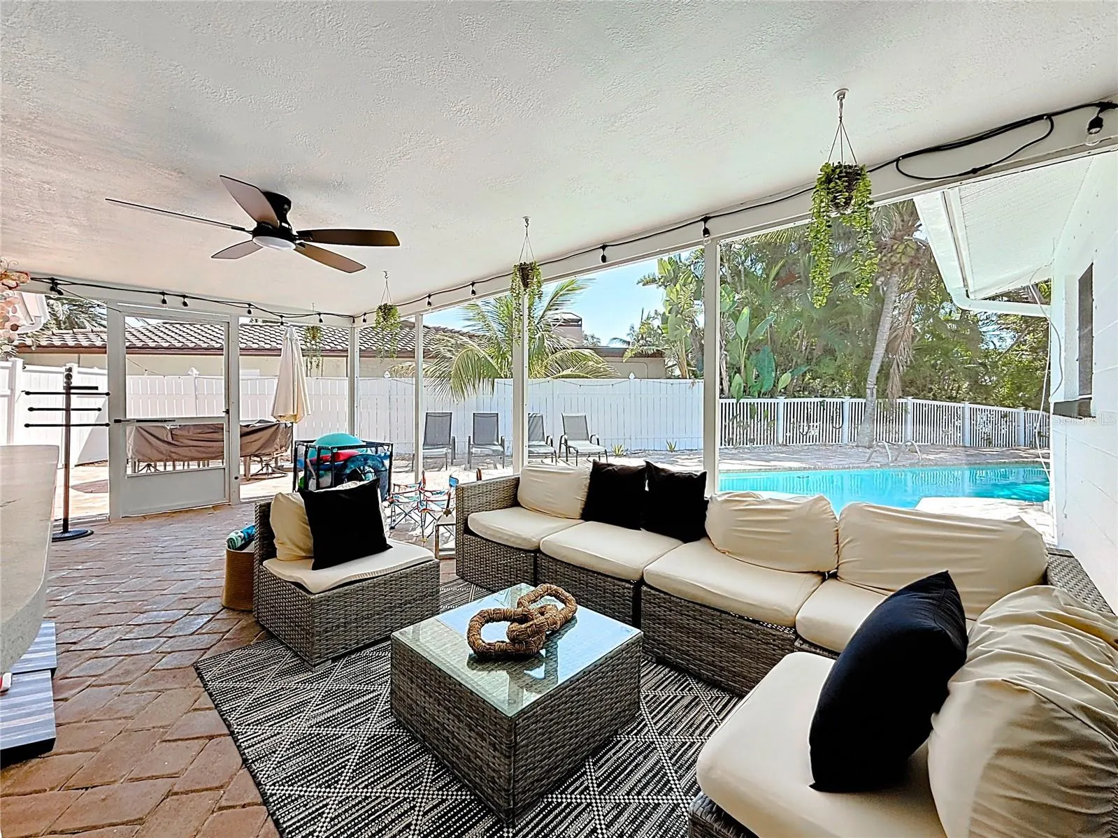 25 ISLAND DR