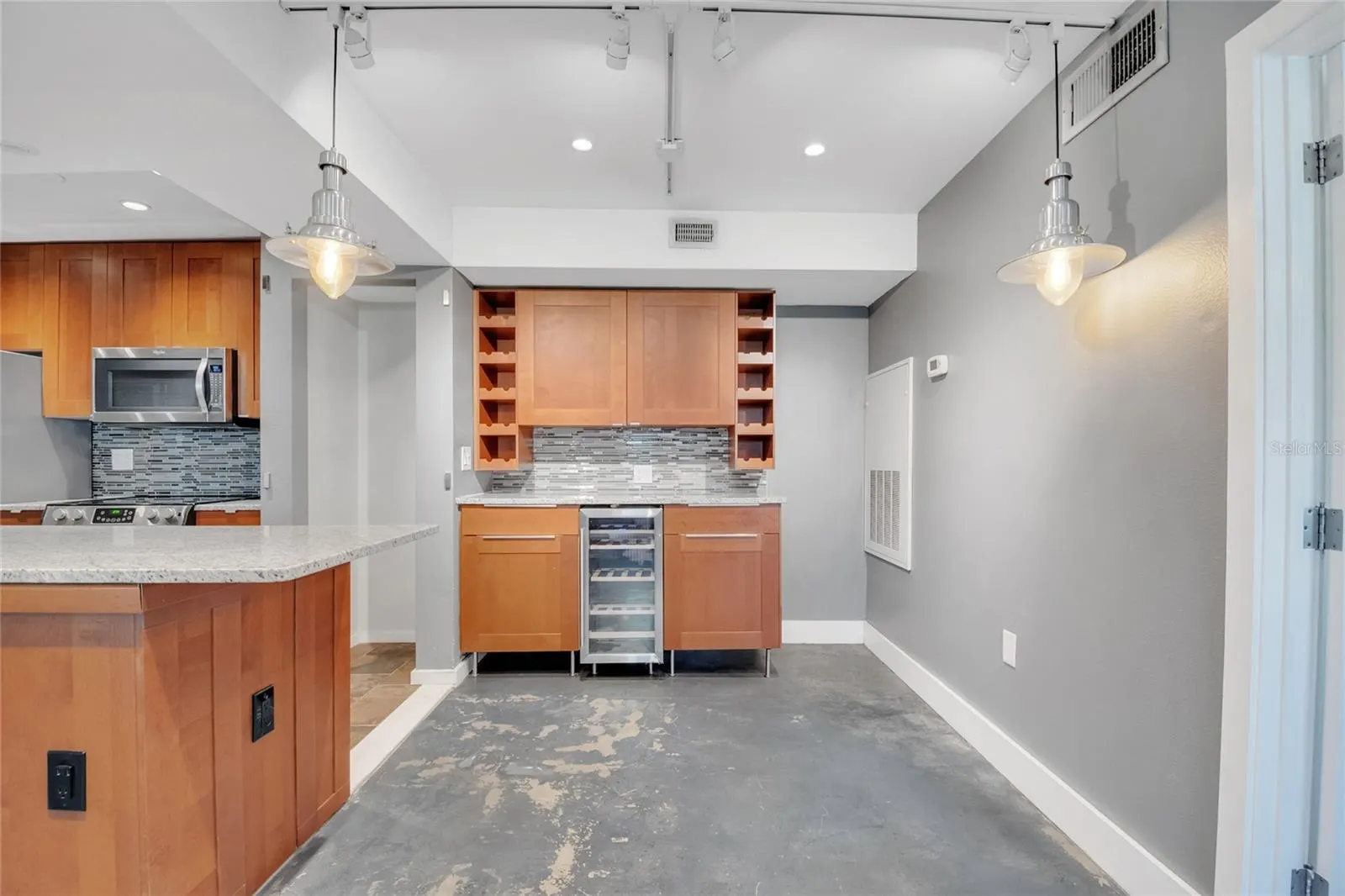 3034 PARKWAY BLVD #102, #102
