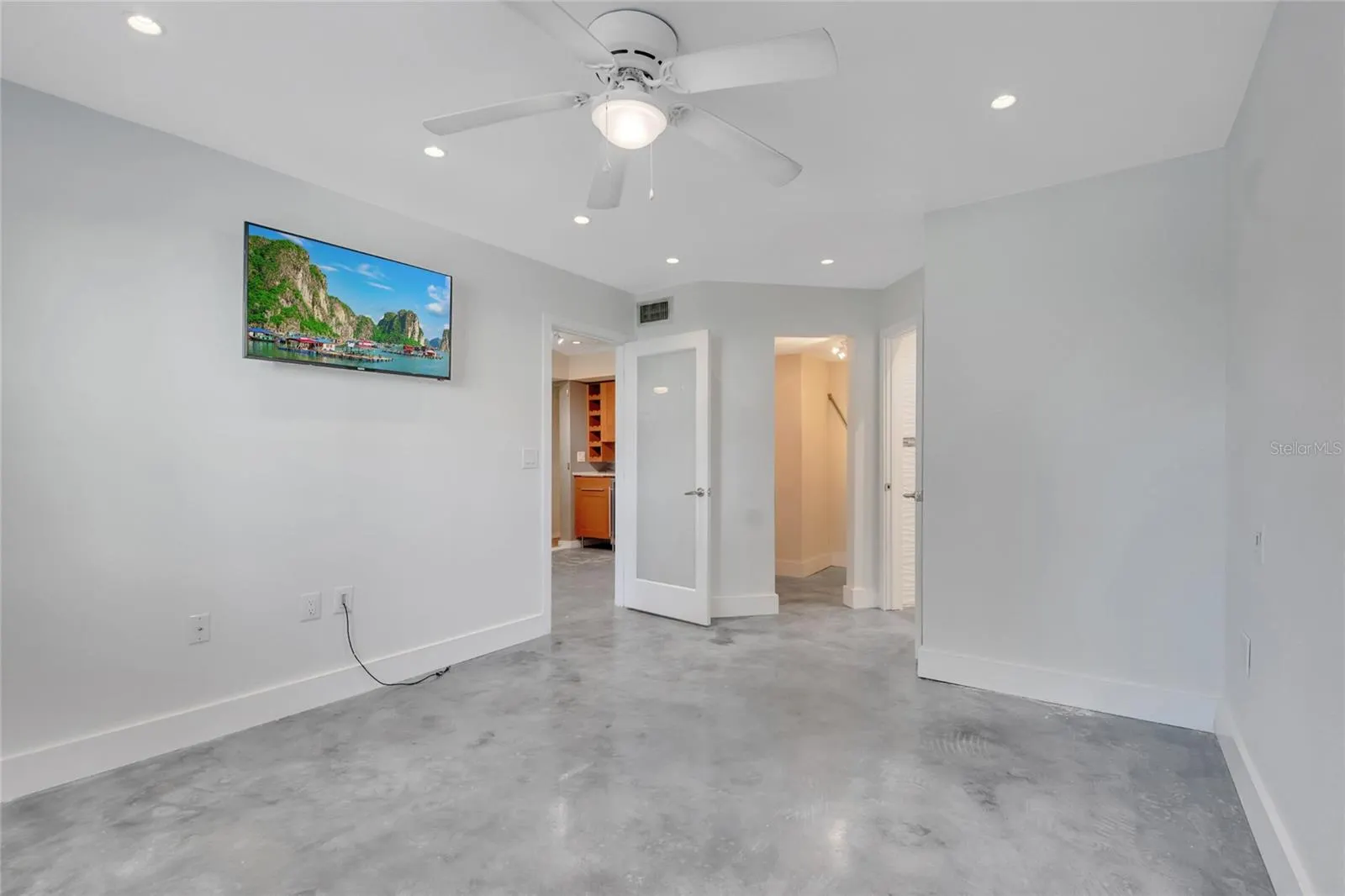 3034 PARKWAY BLVD #102, #102