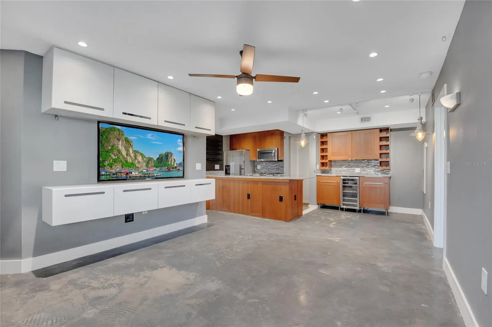 3034 PARKWAY BLVD #102, #102