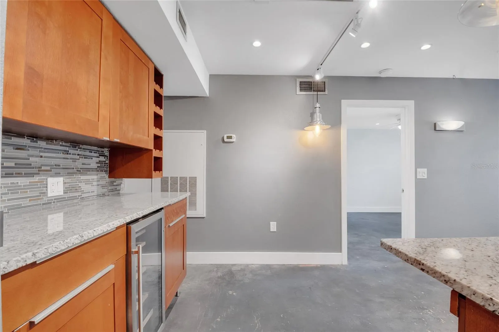 3034 PARKWAY BLVD #102, #102