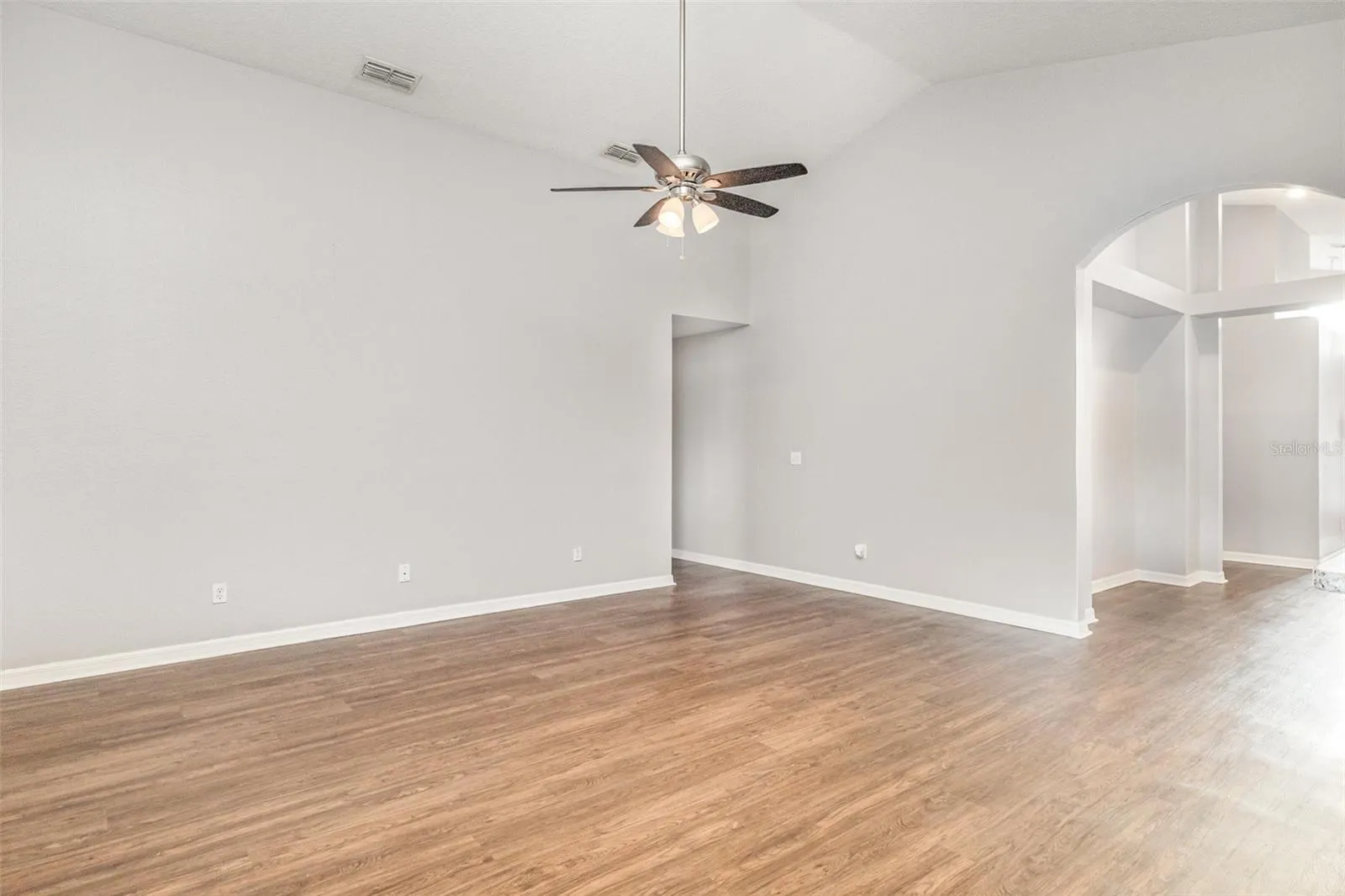 204 SILVER PALMS CIR