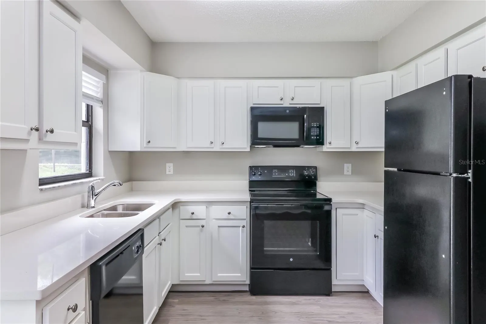 8911 NAVAJO AVE