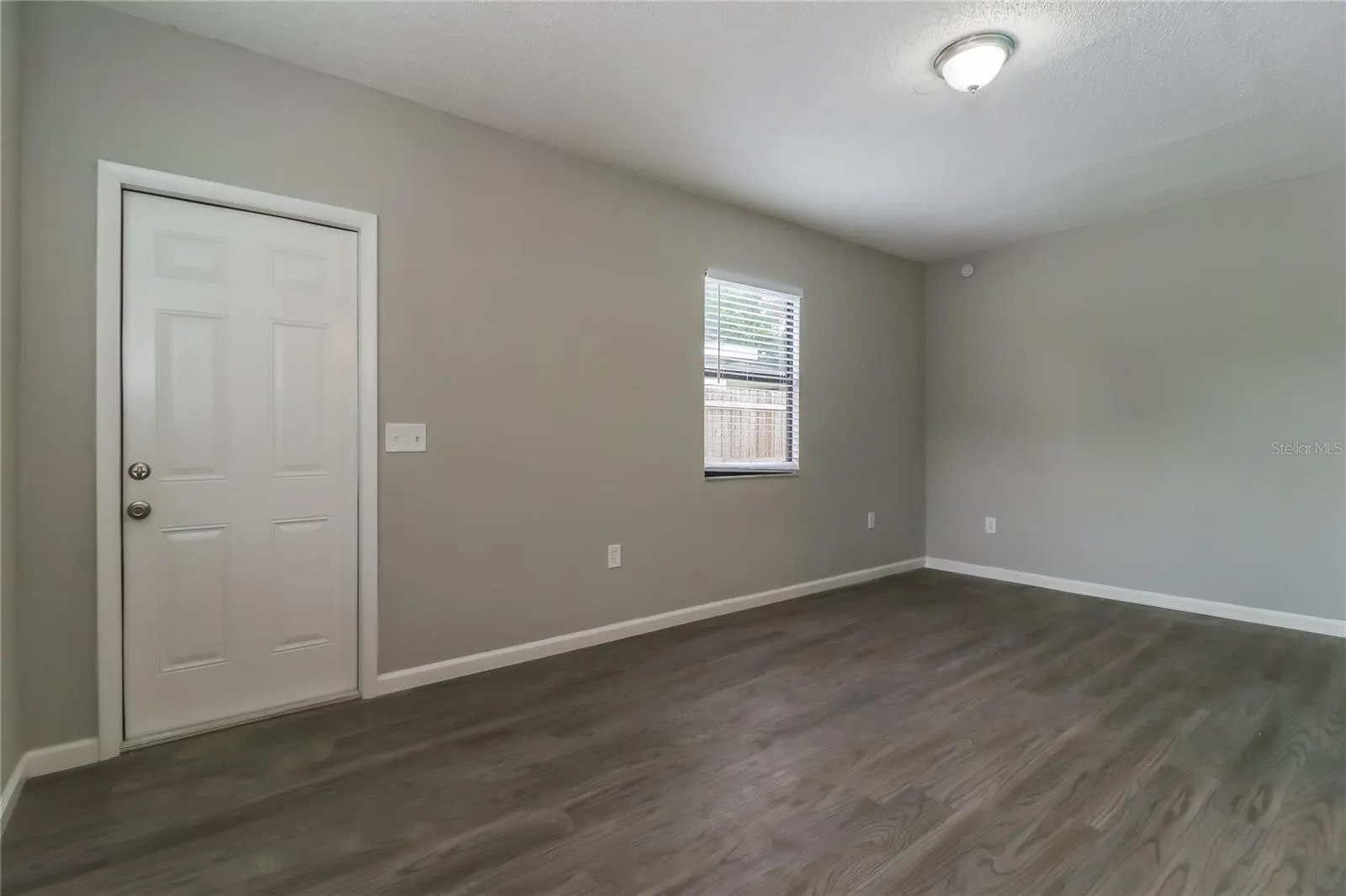 8911 NAVAJO AVE