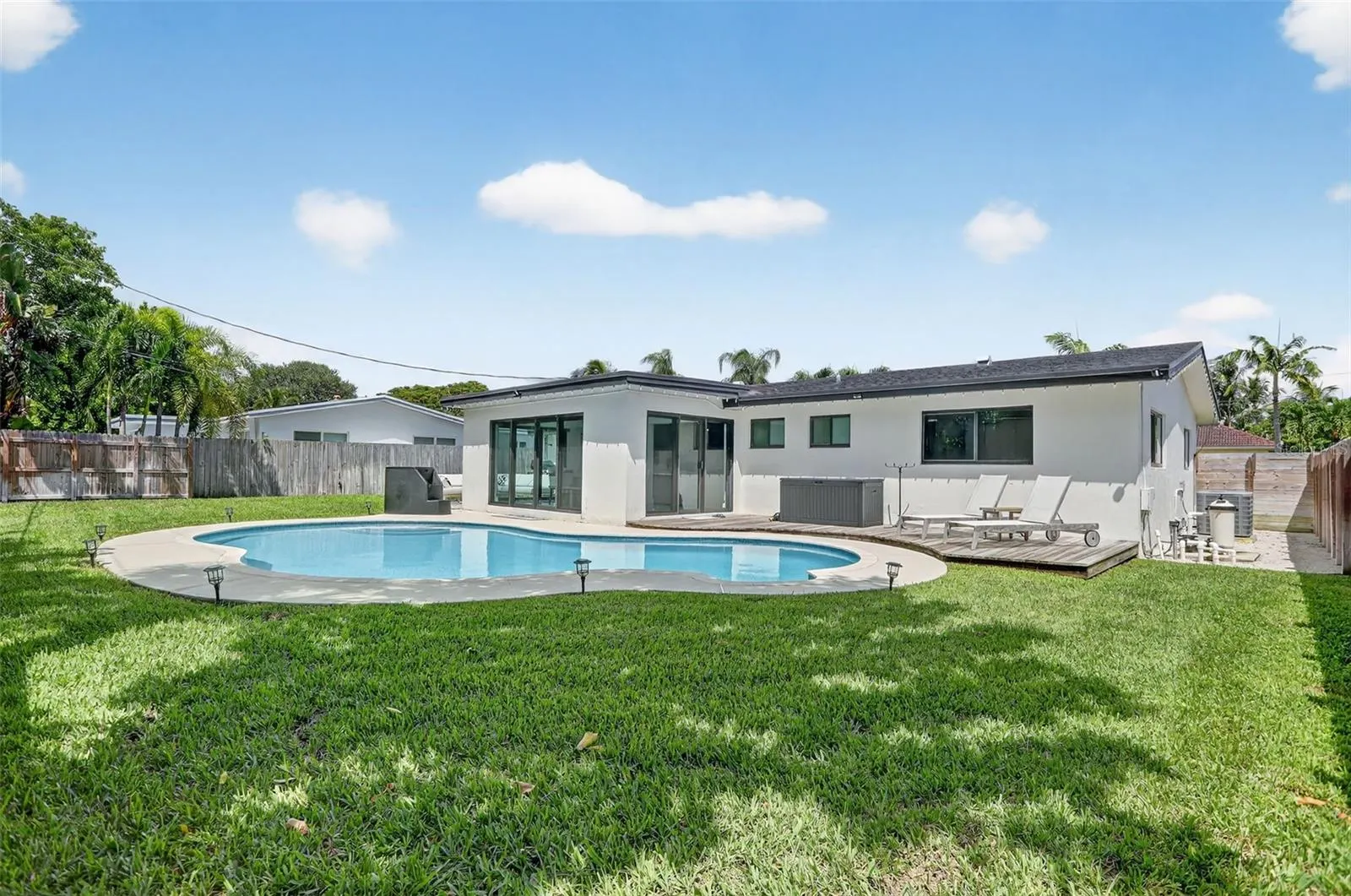 906 SE 13TH CT