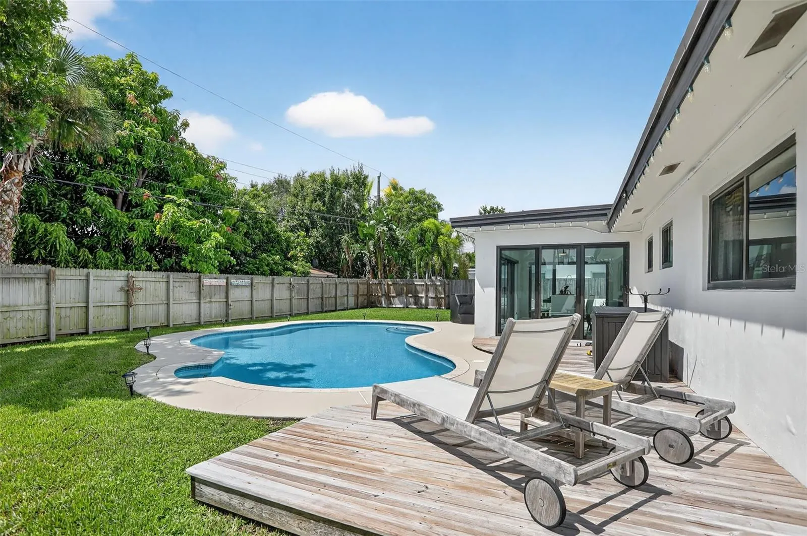 906 SE 13TH CT