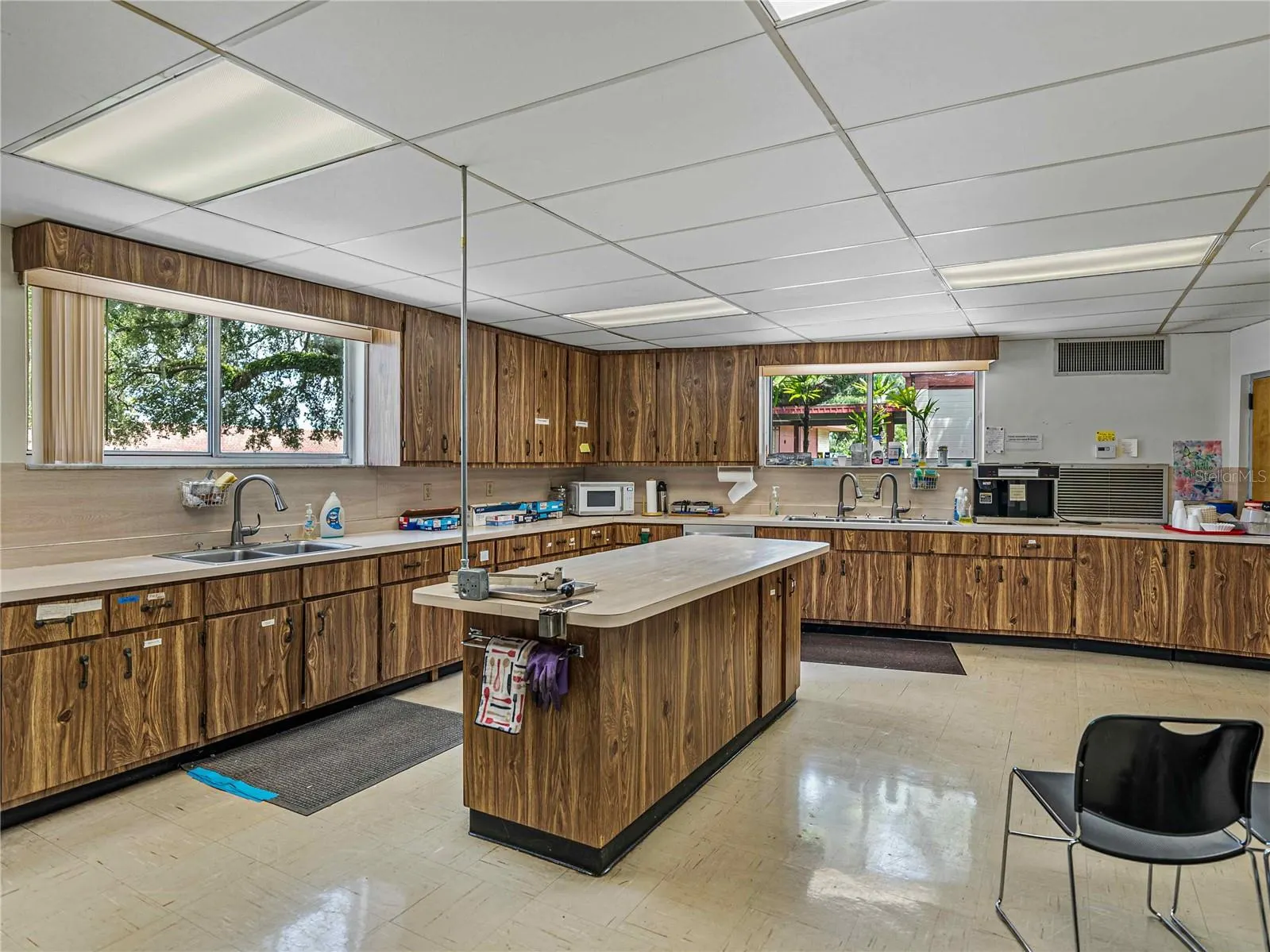 211 EASTON DR
