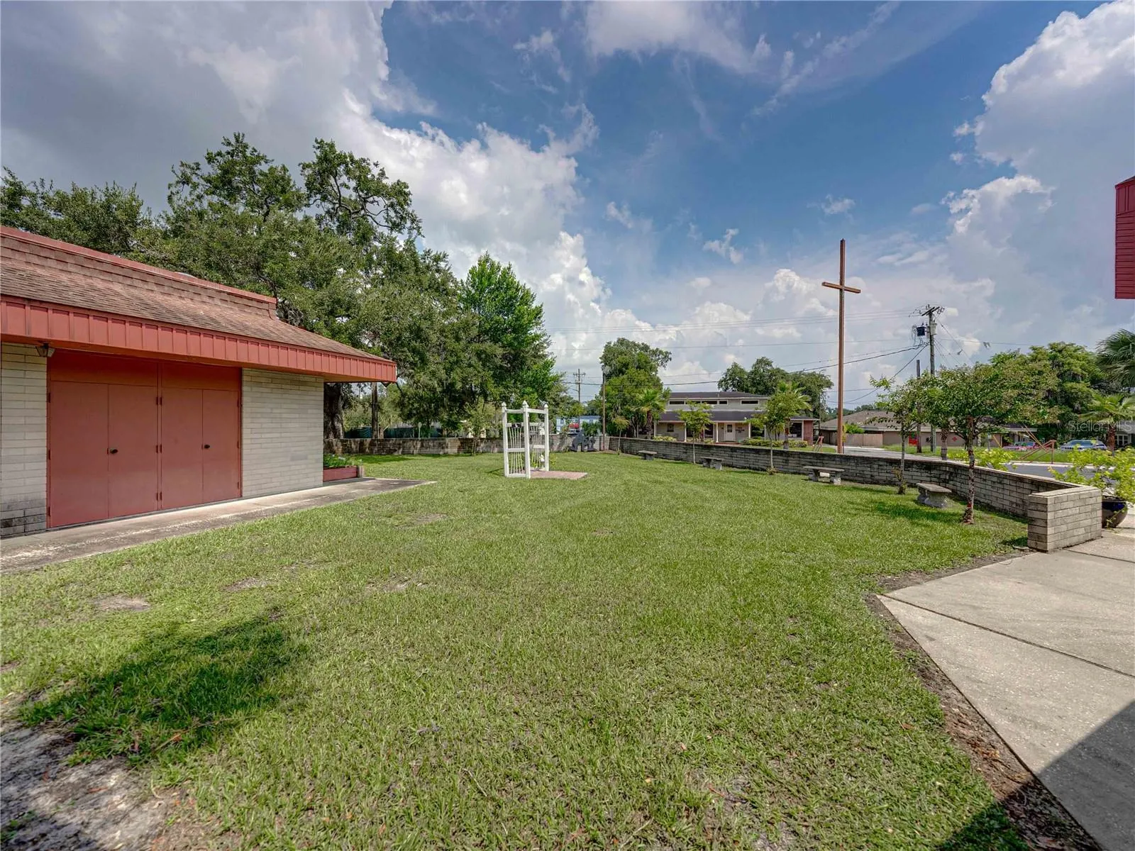 211 EASTON DR