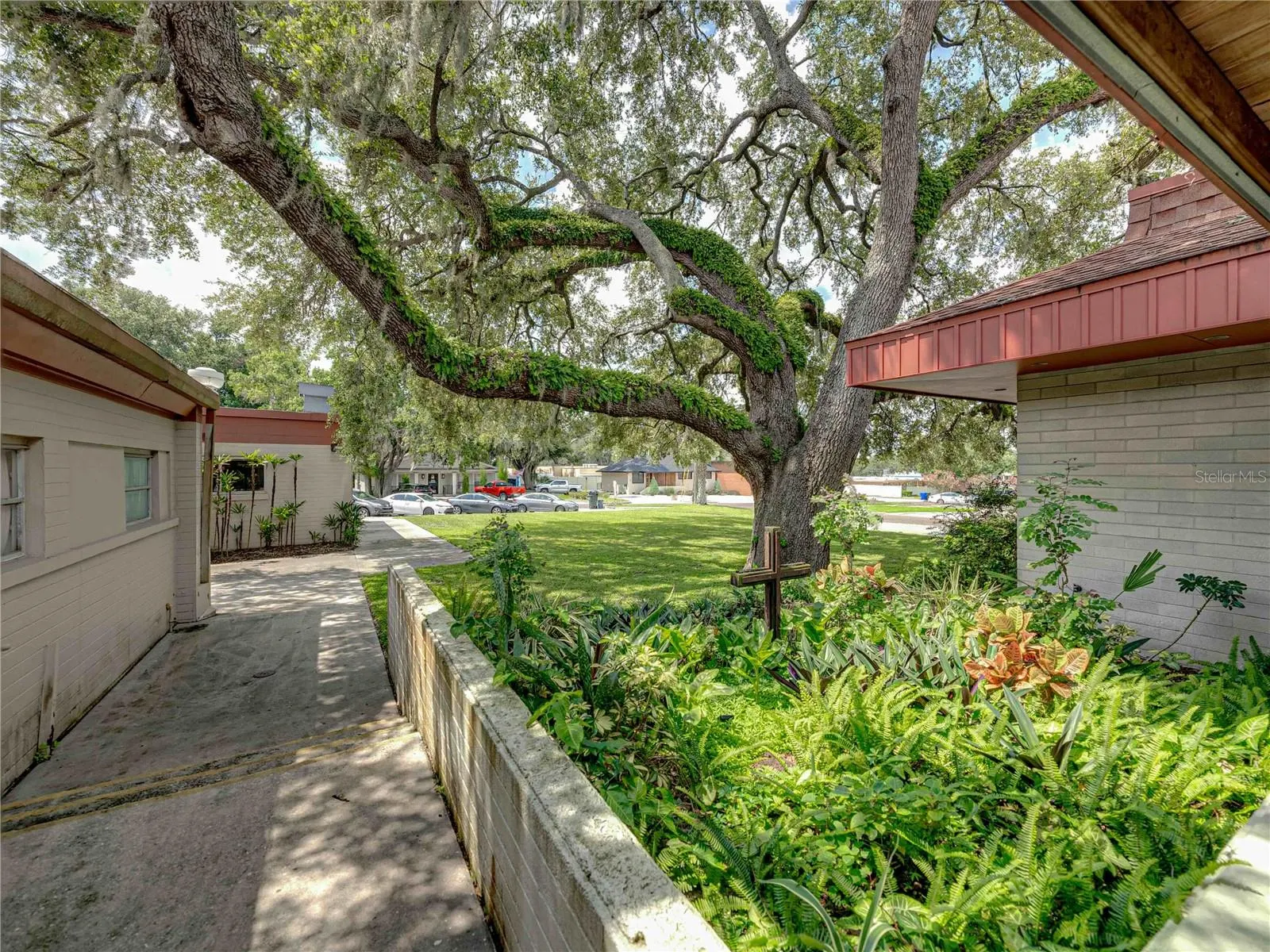 211 EASTON DR