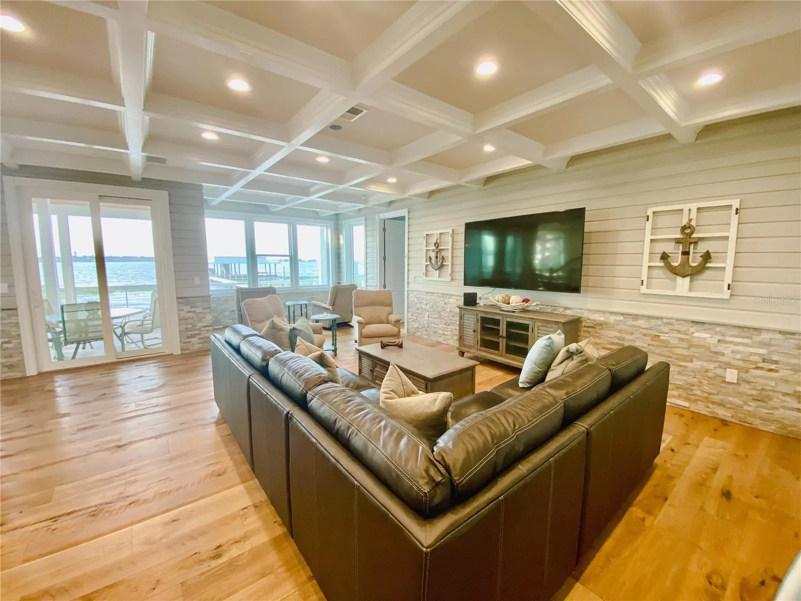 424 LAKE MIRROR DR