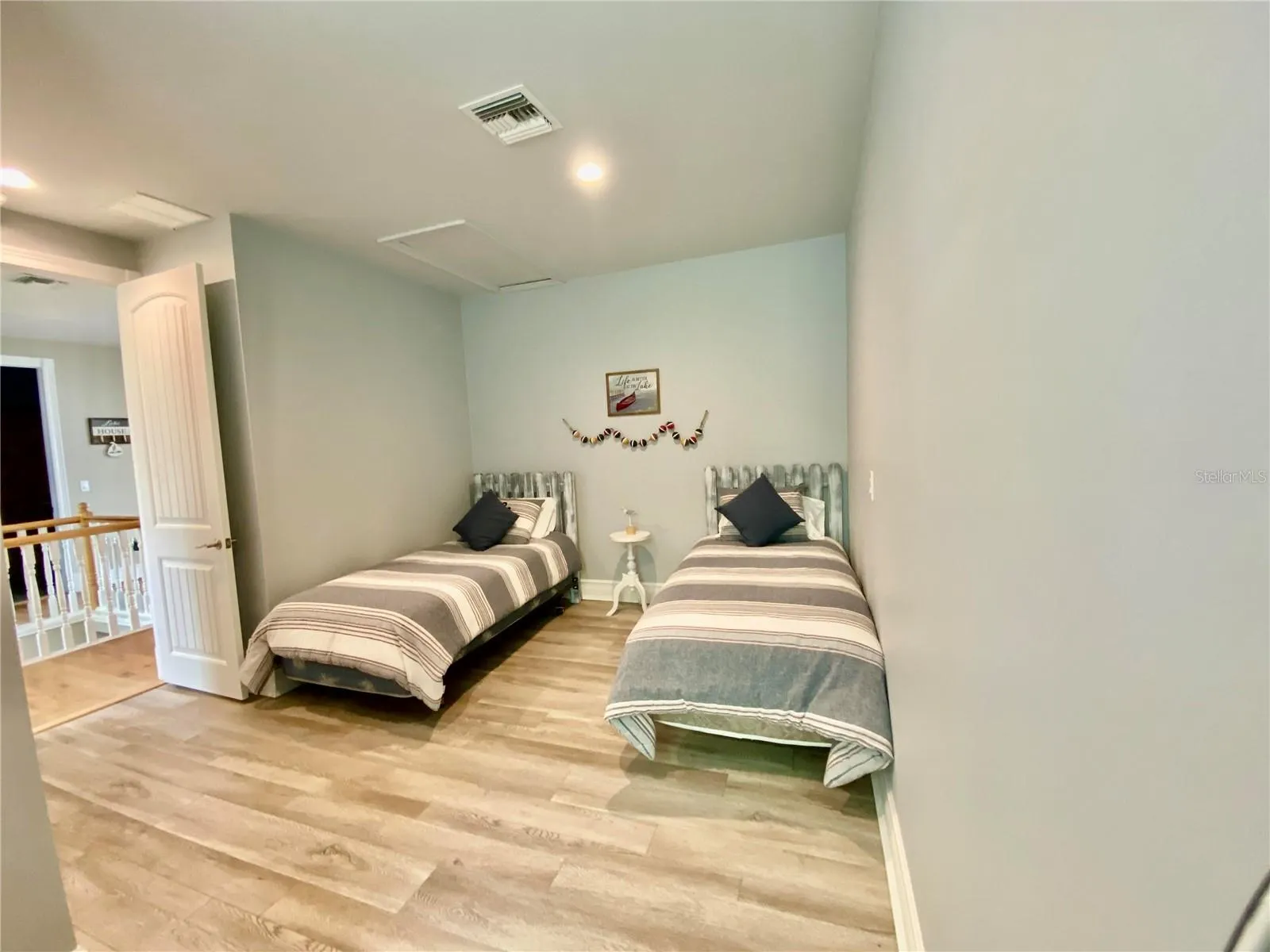 424 LAKE MIRROR DR