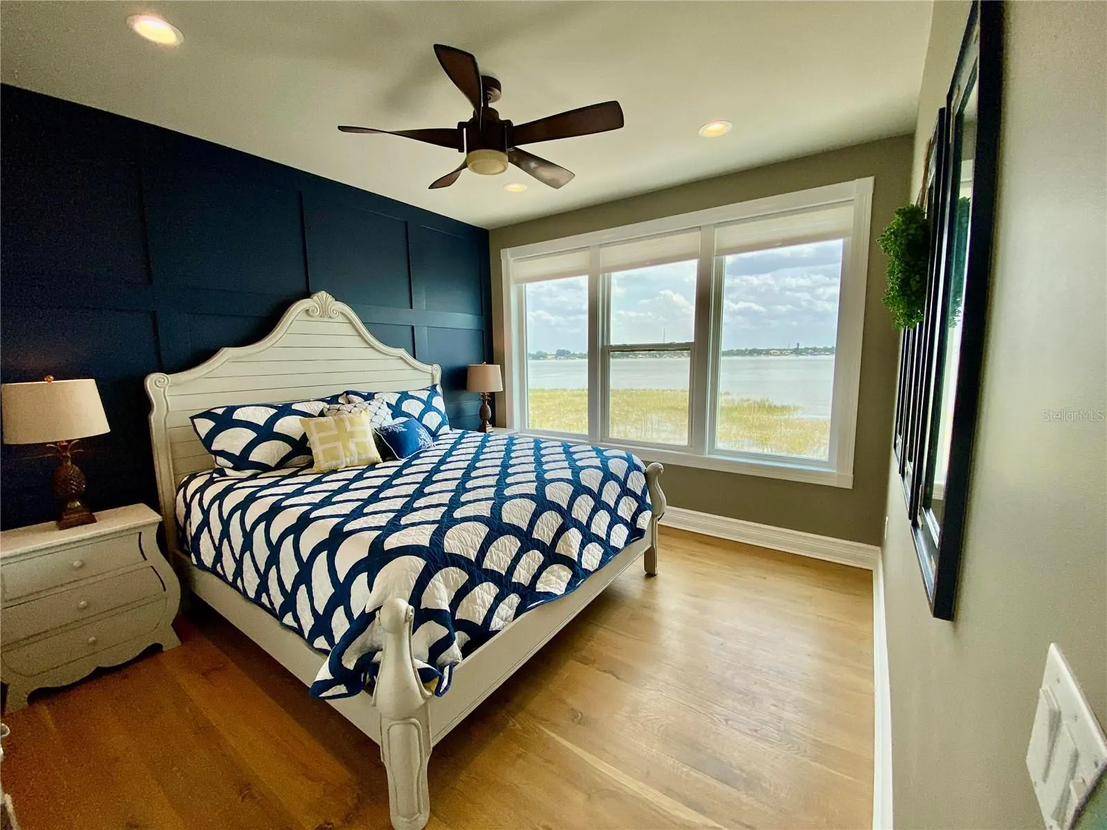 424 LAKE MIRROR DR