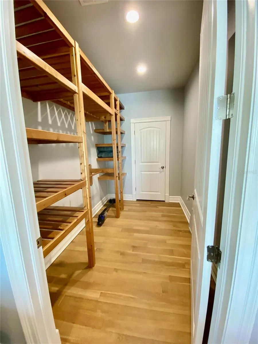 424 LAKE MIRROR DR