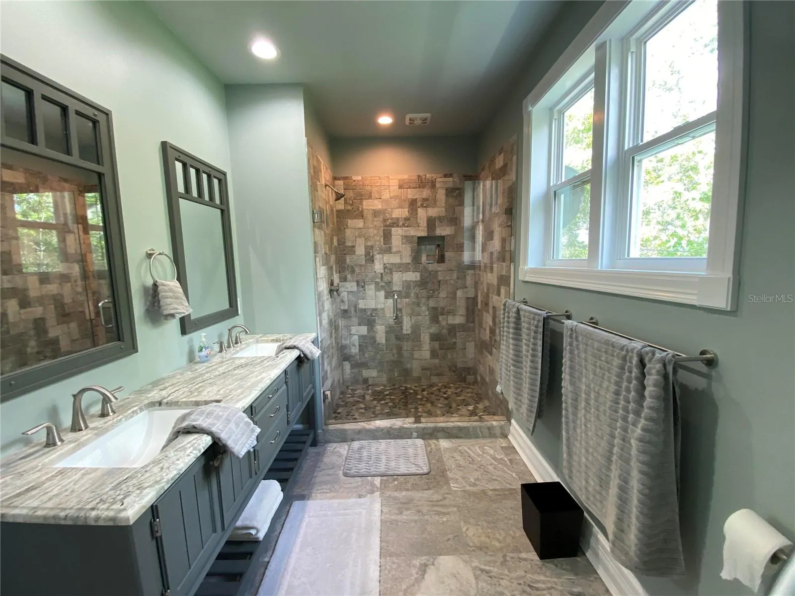 424 LAKE MIRROR DR