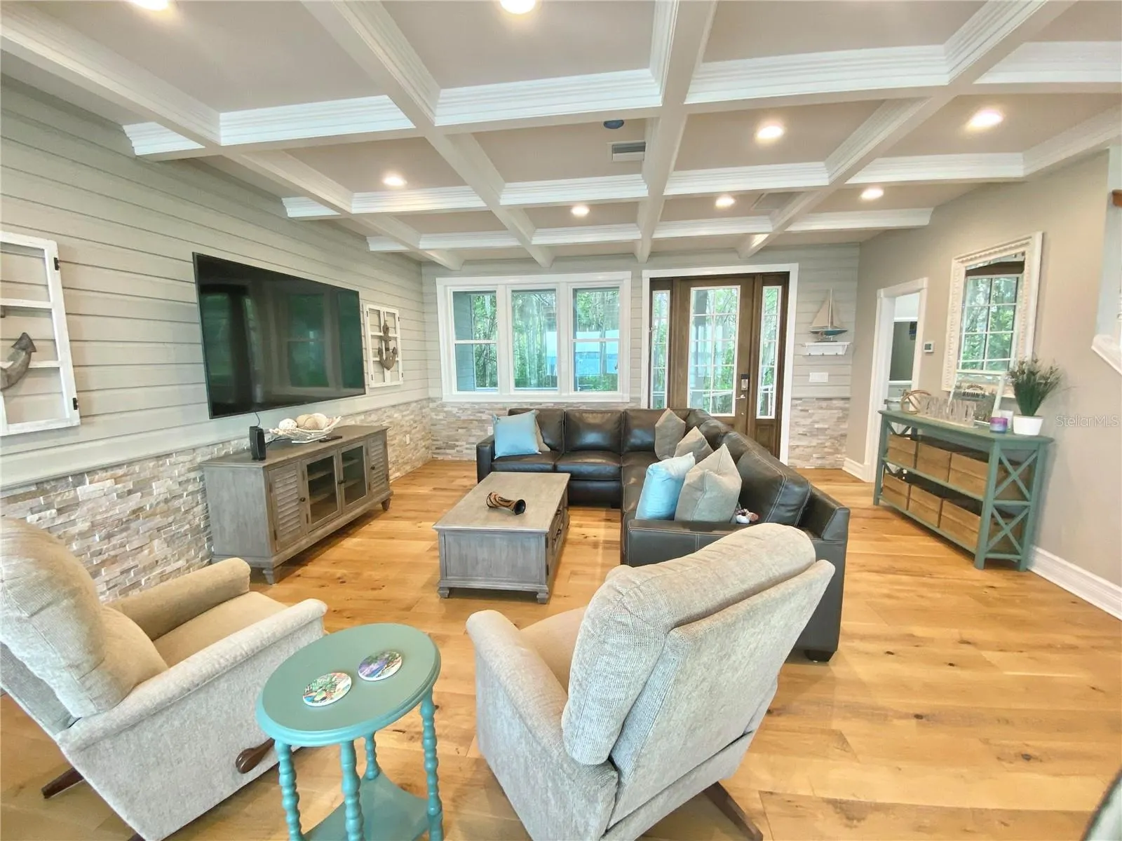 424 LAKE MIRROR DR