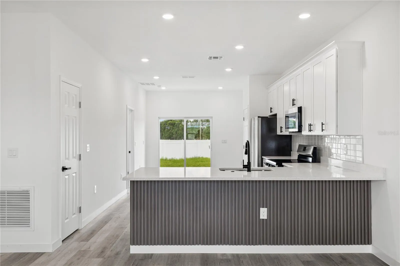 906 FRASER DR