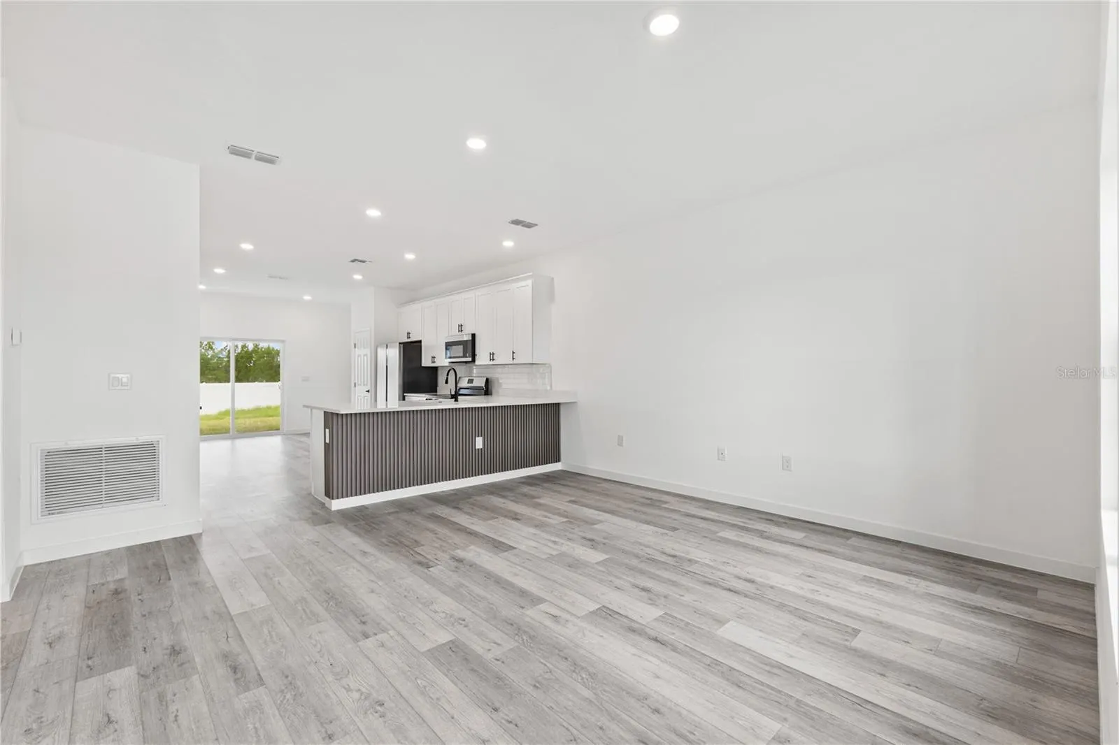 906 FRASER DR