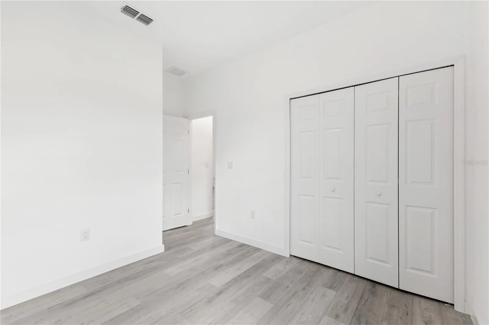 906 FRASER DR