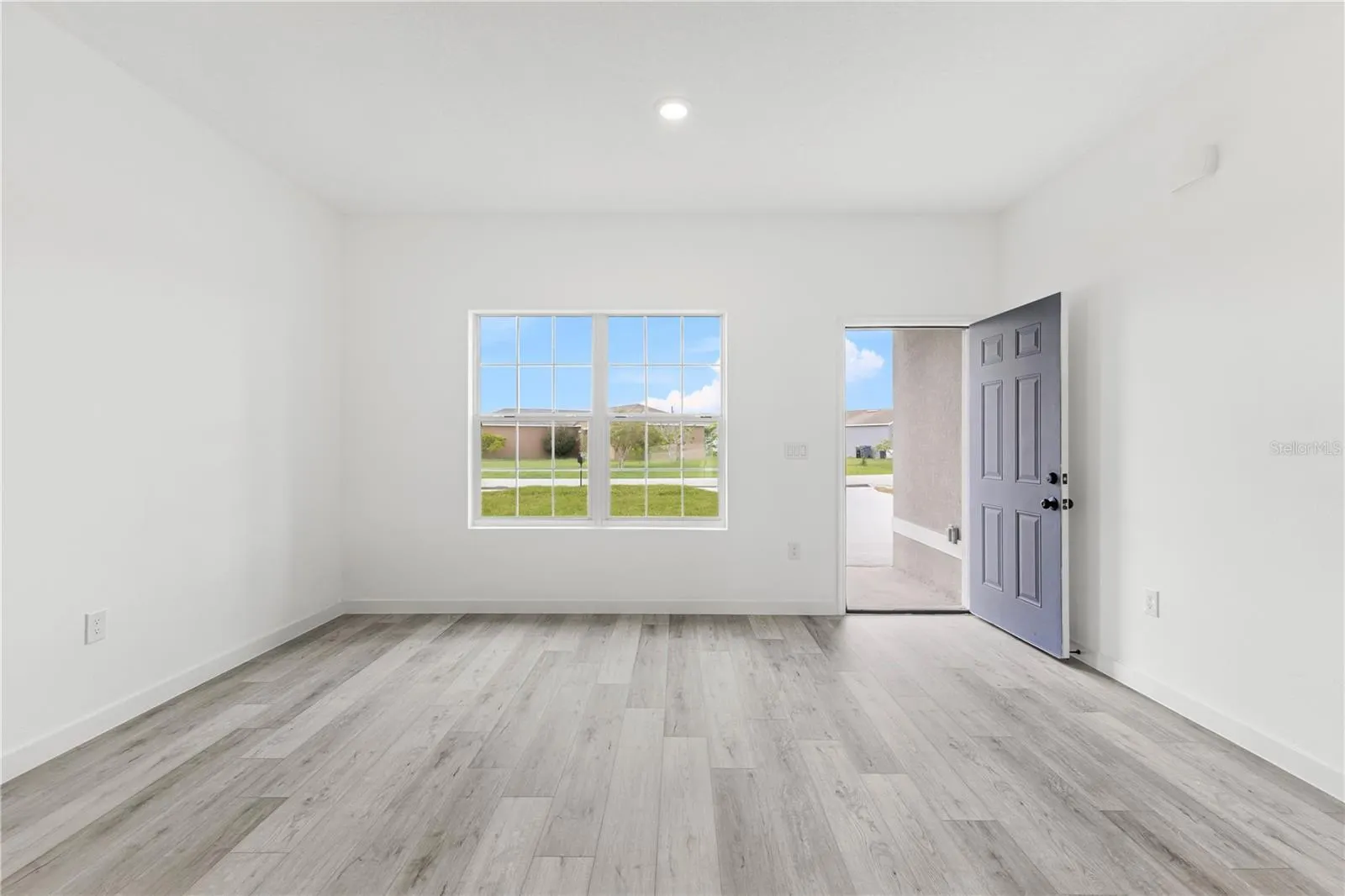 906 FRASER DR