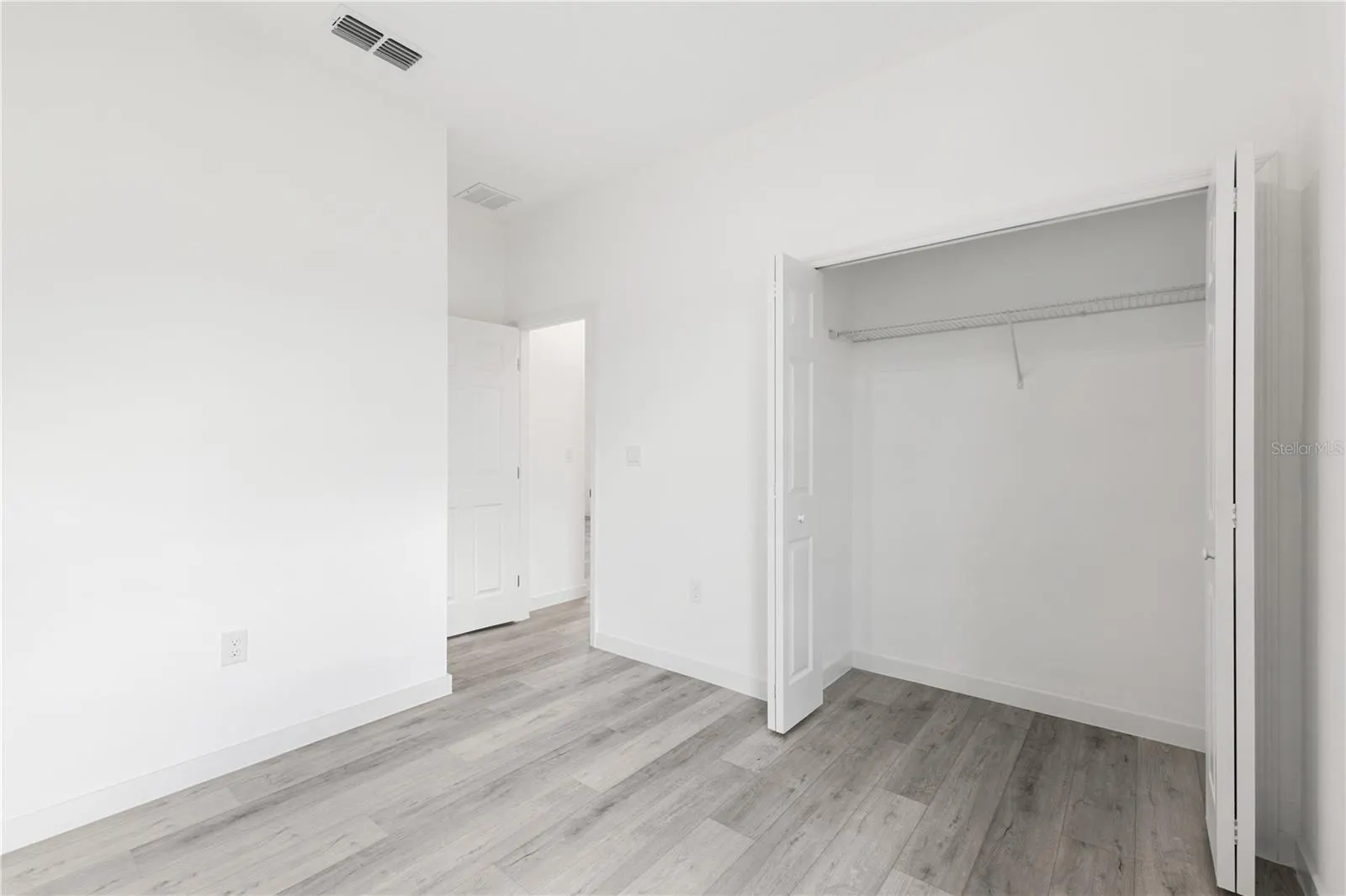 906 FRASER DR