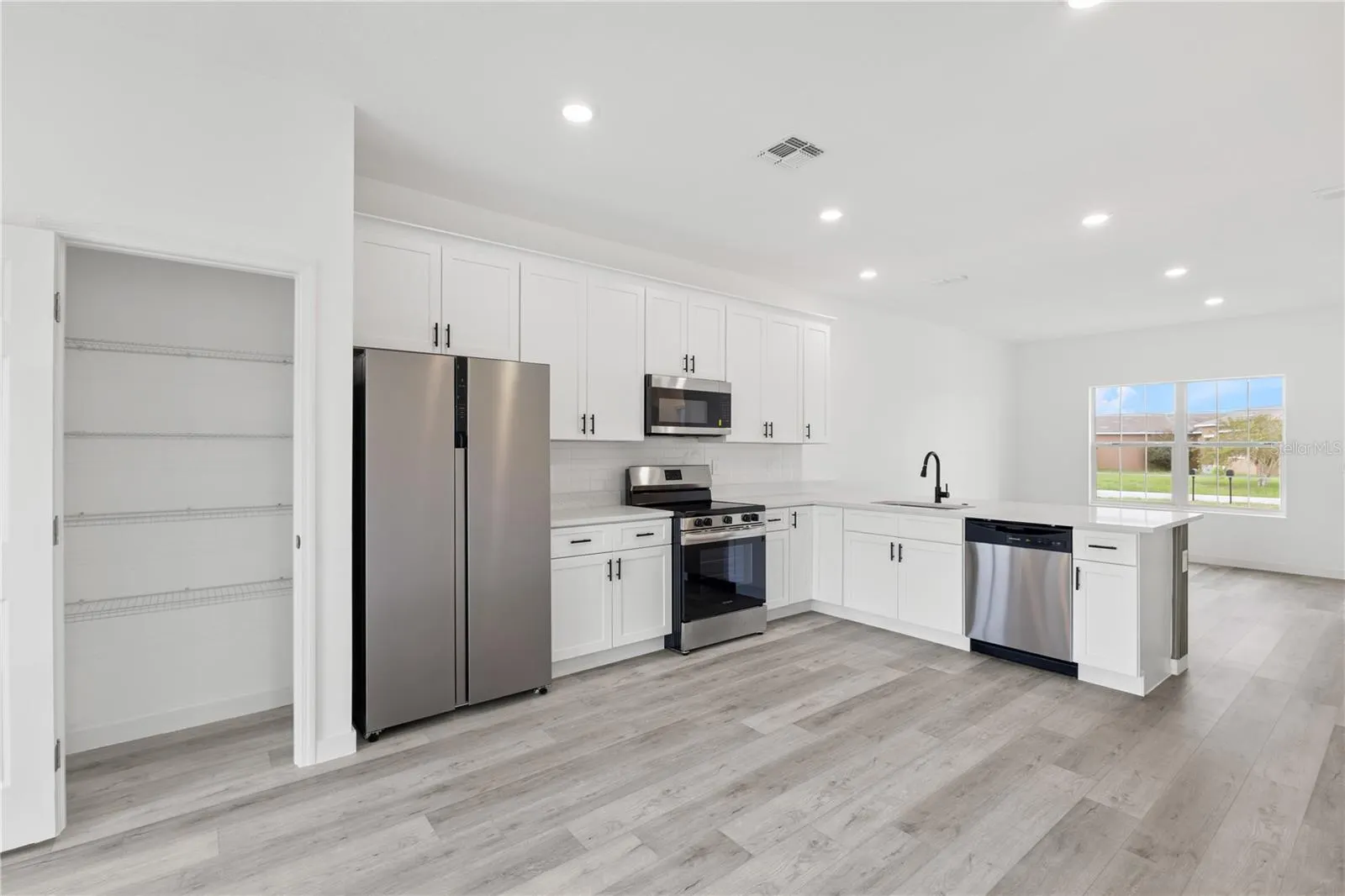 906 FRASER DR