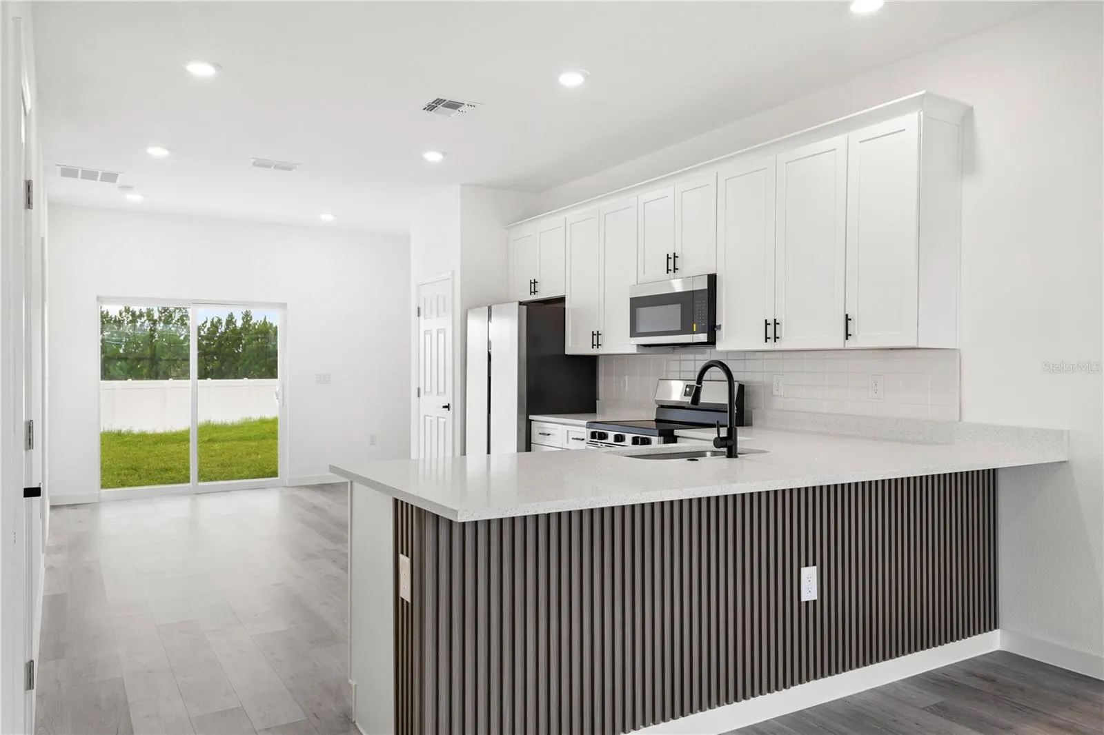 906 FRASER DR