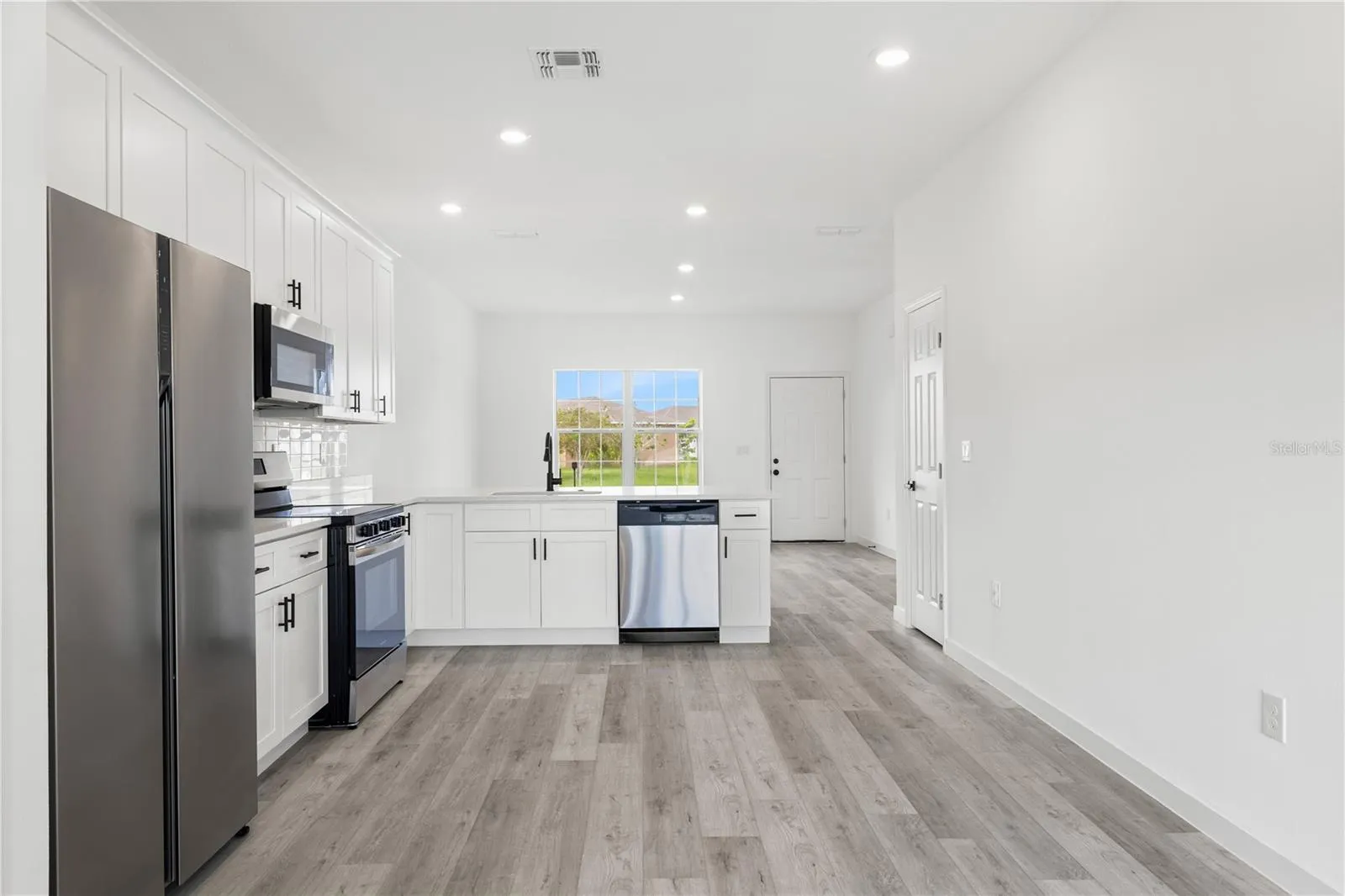 906 FRASER DR