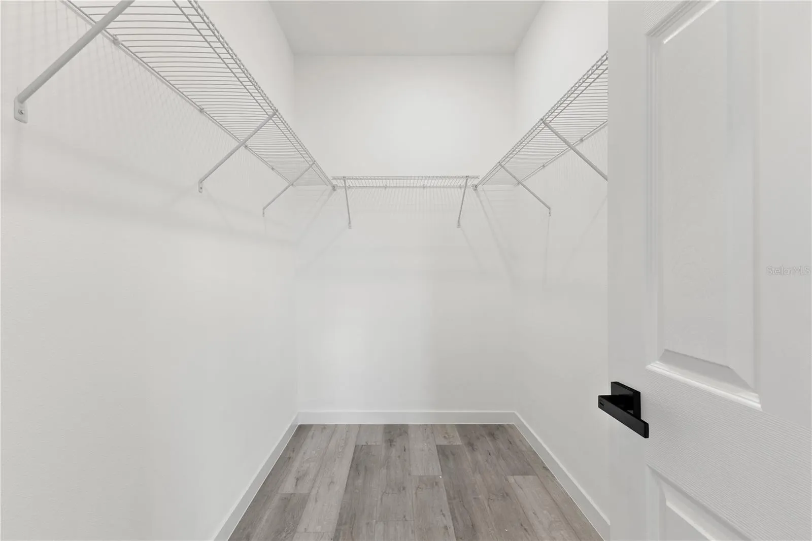 906 FRASER DR