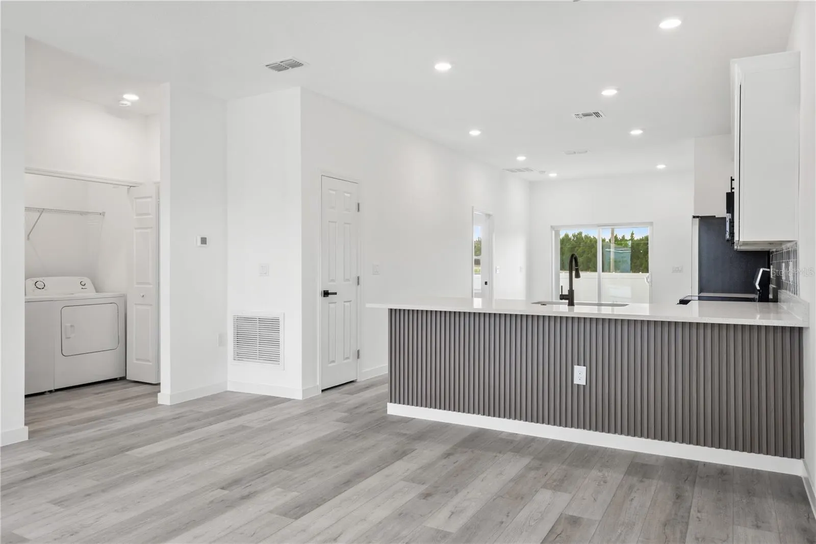 906 FRASER DR