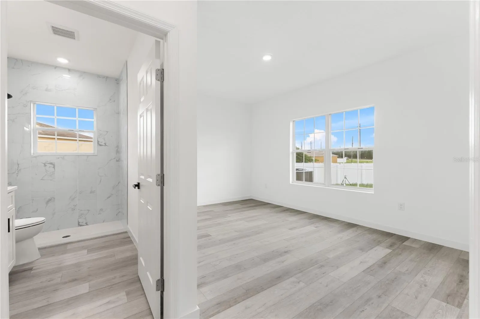 906 FRASER DR