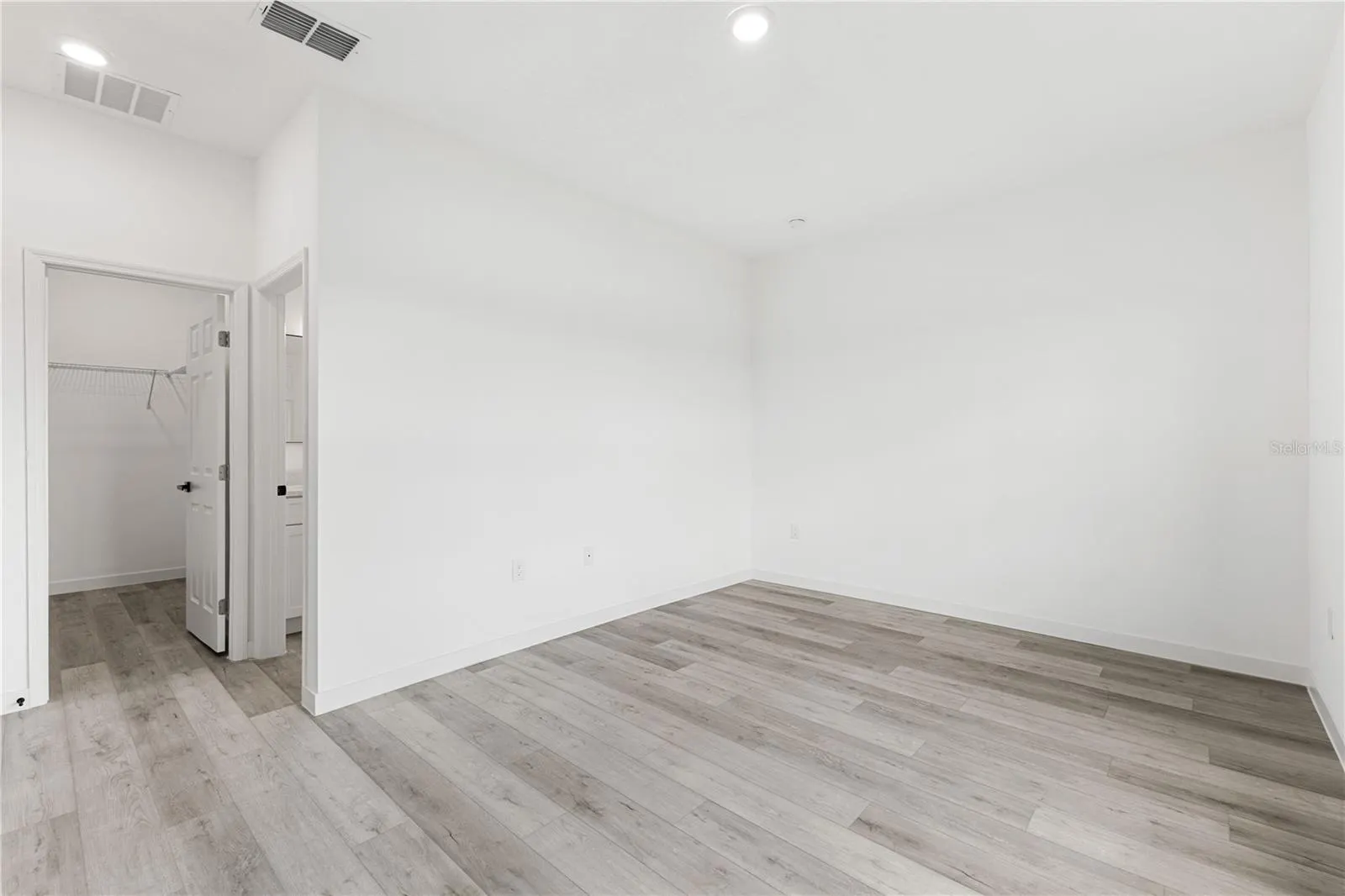 906 FRASER DR