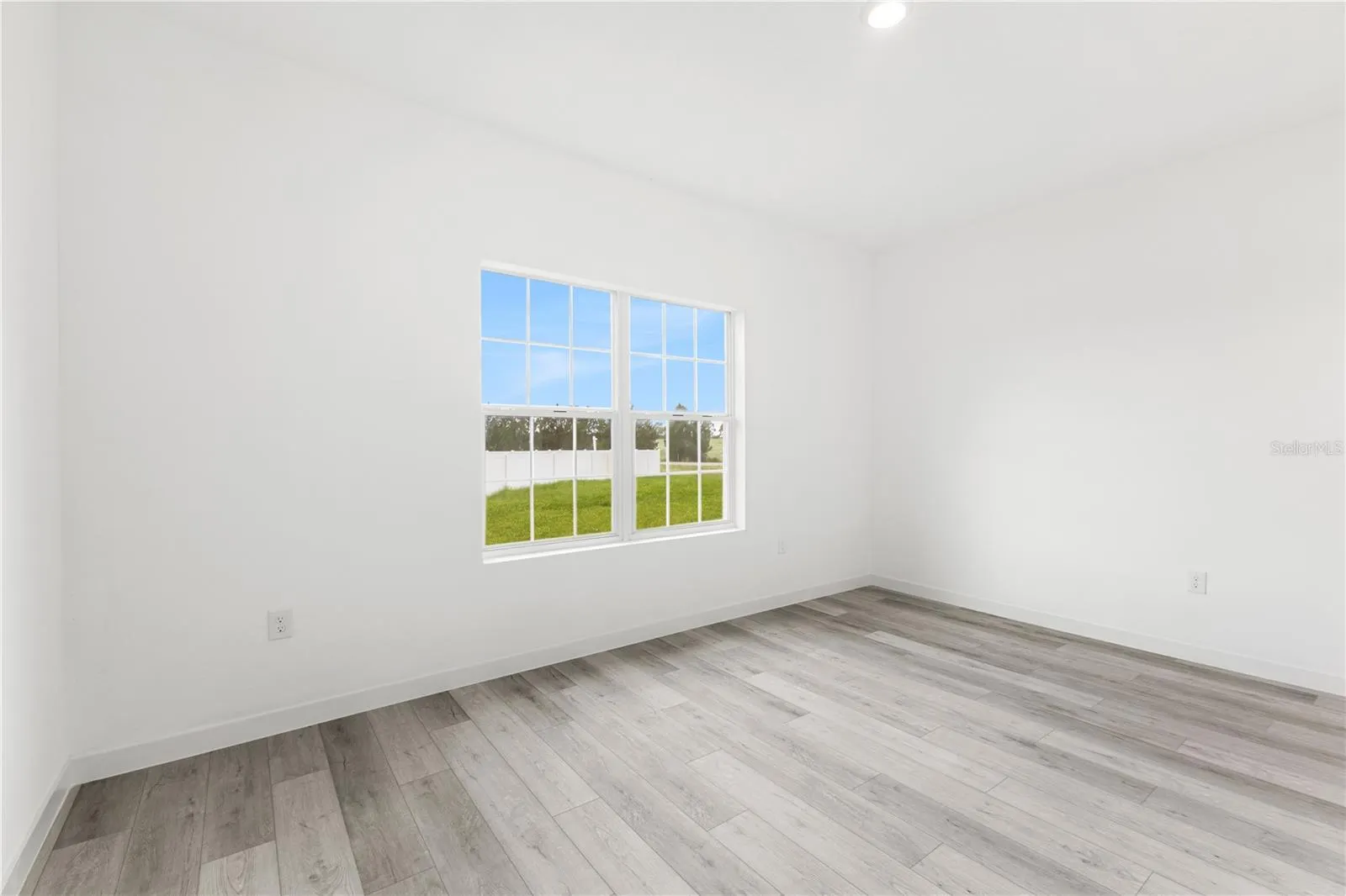 906 FRASER DR