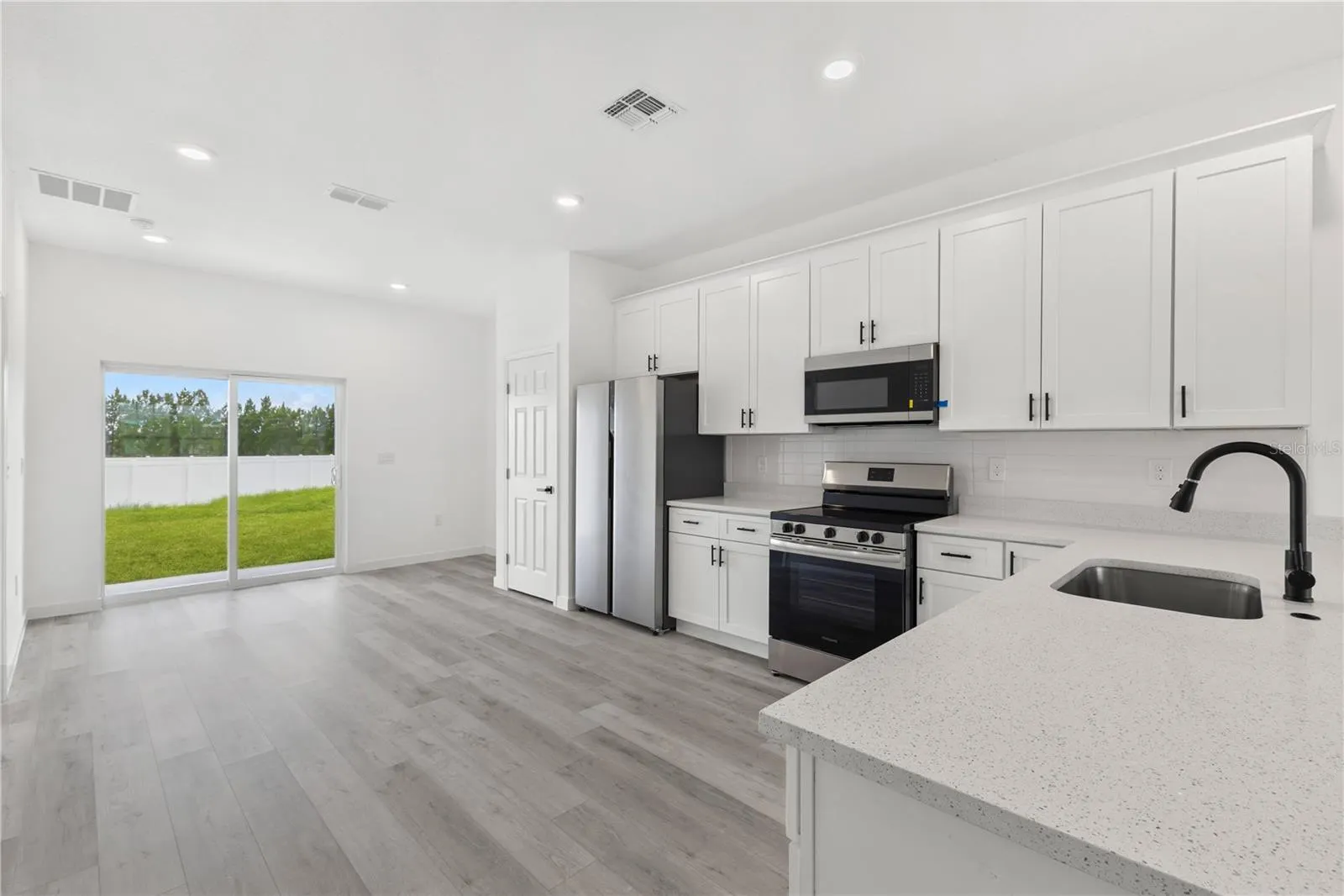 906 FRASER DR