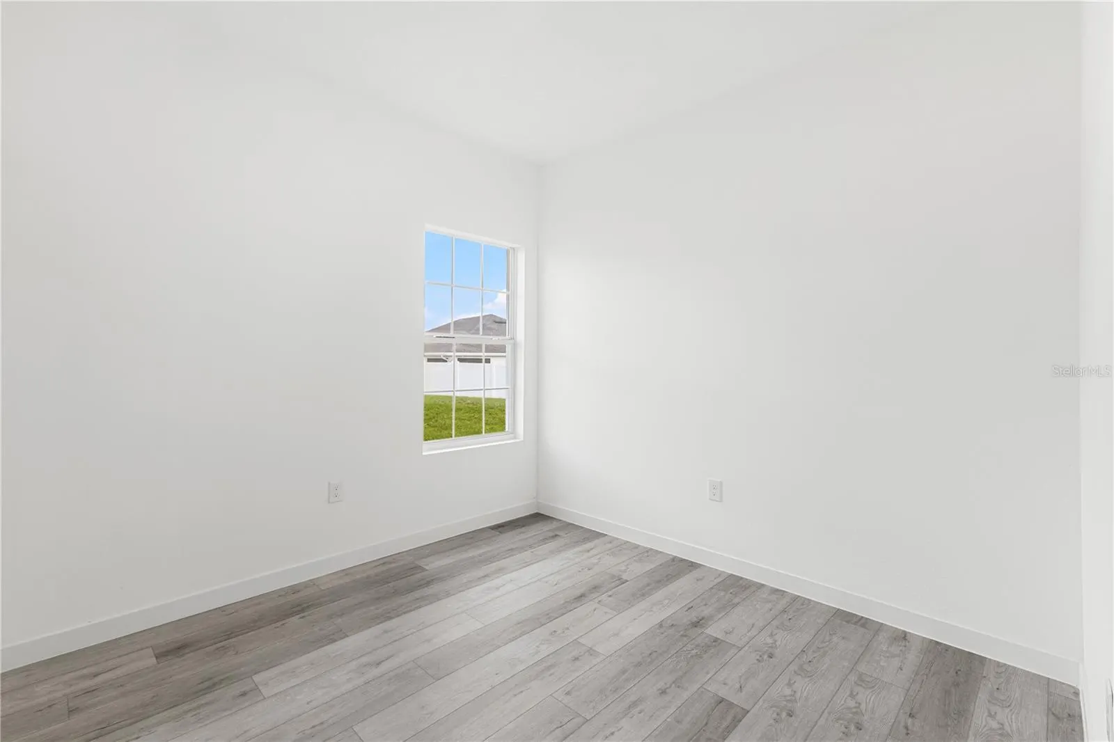906 FRASER DR