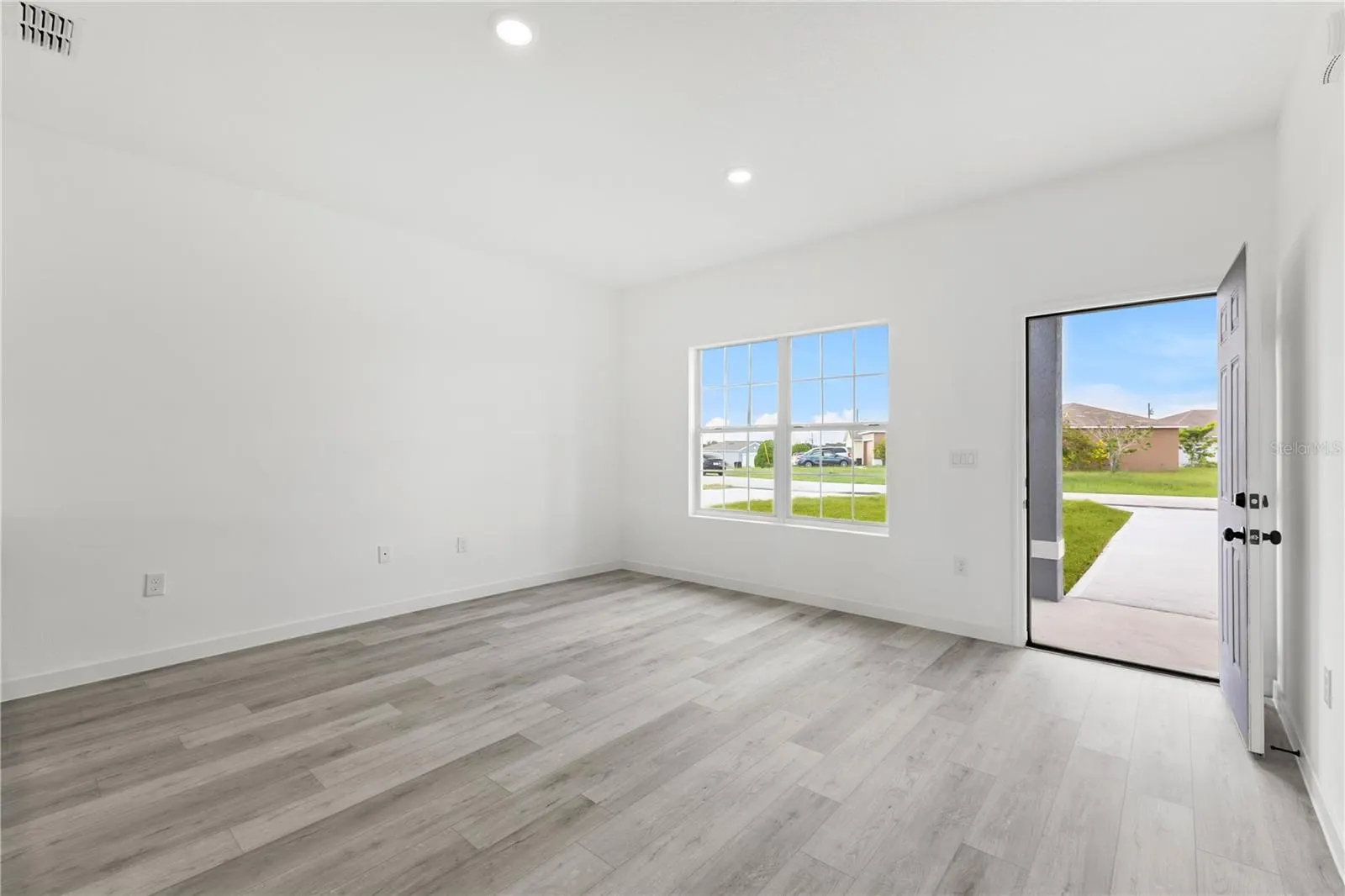 906 FRASER DR
