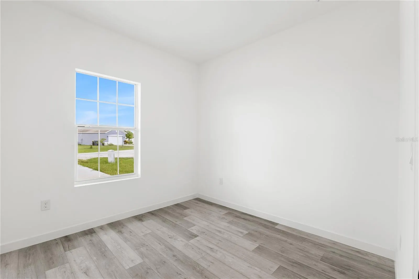 906 FRASER DR