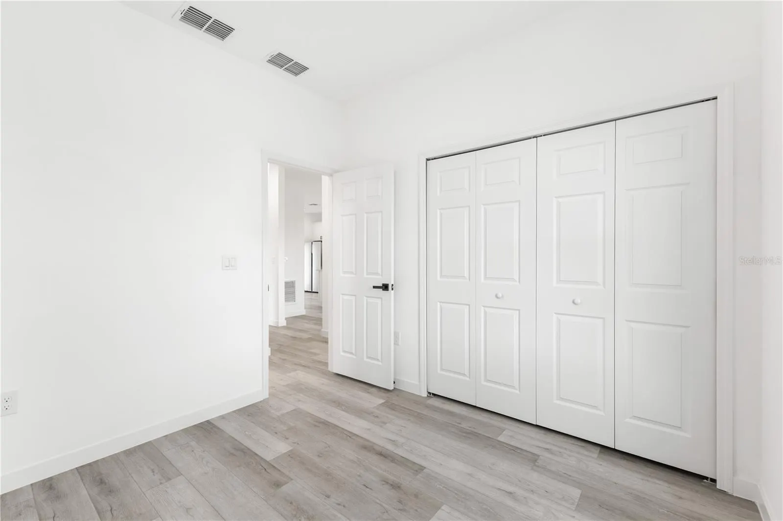 906 FRASER DR